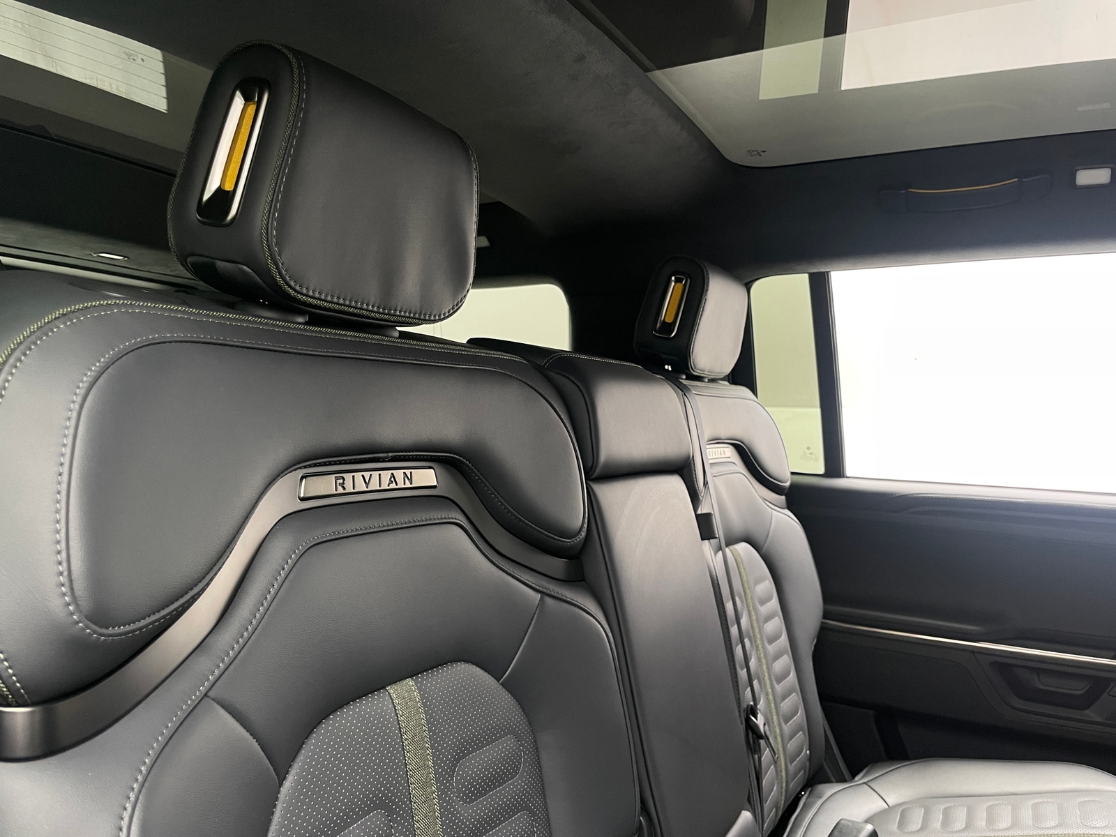 Thumbnail: 2025 Rivian R1S - 5