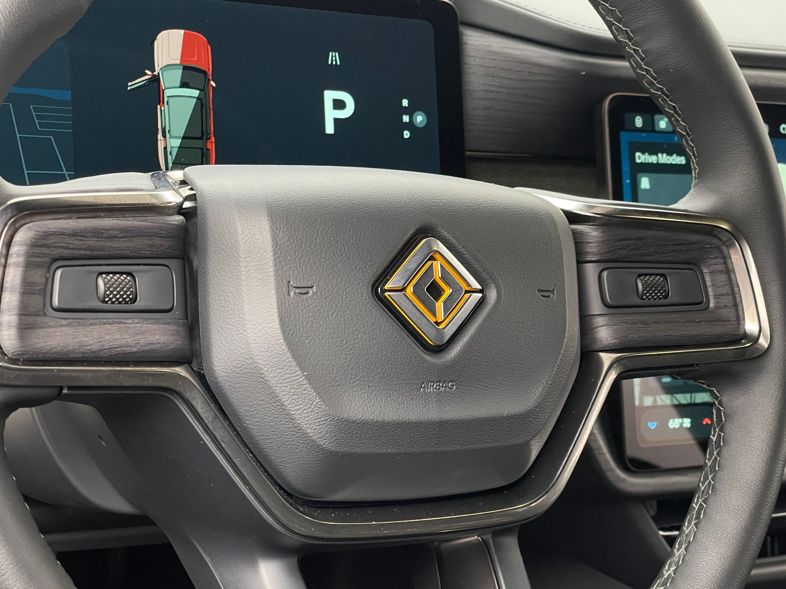 Thumbnail: 2025 Rivian R1S - 4