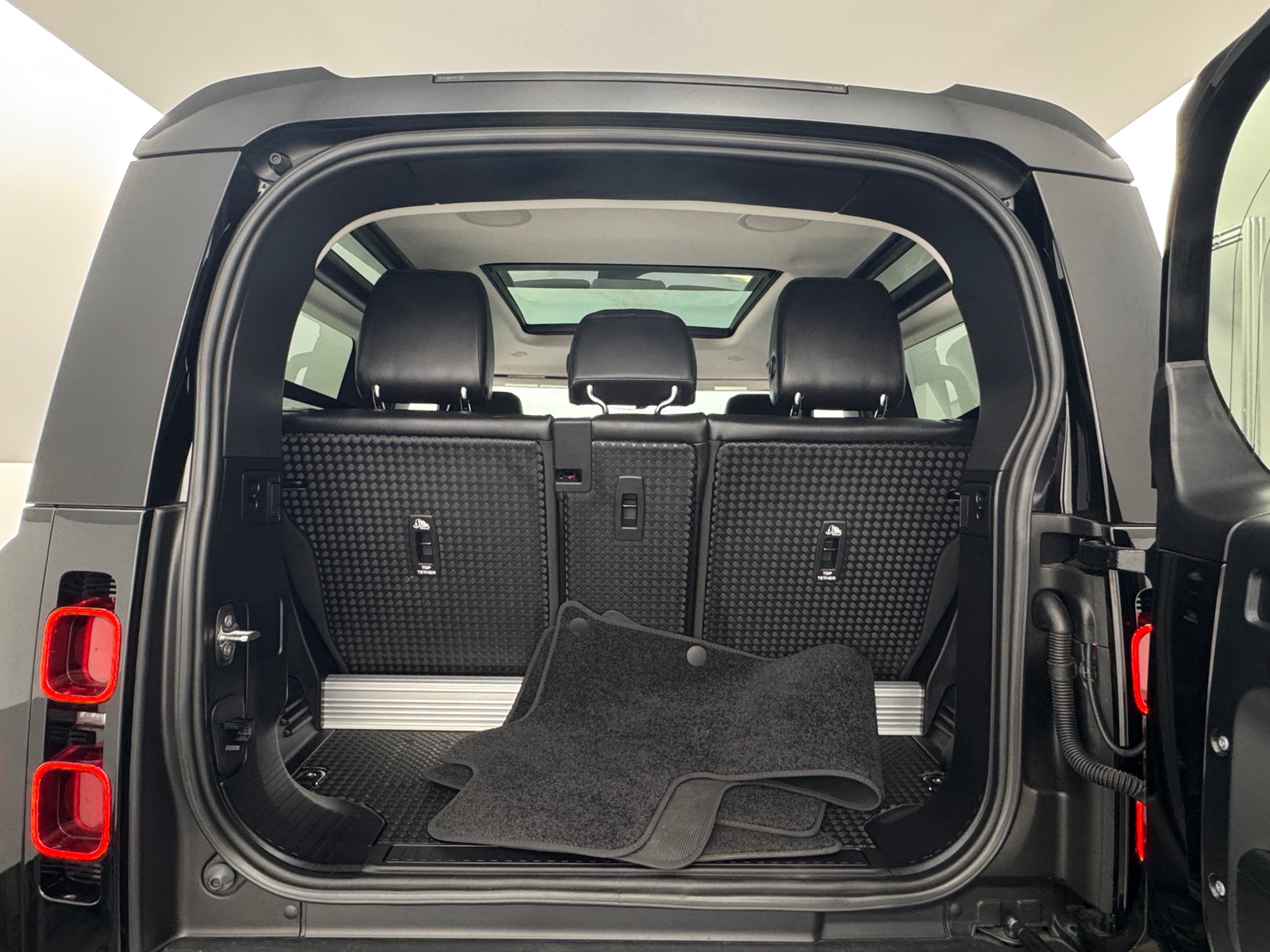Thumbnail: 2023 Land Rover Defender - 6