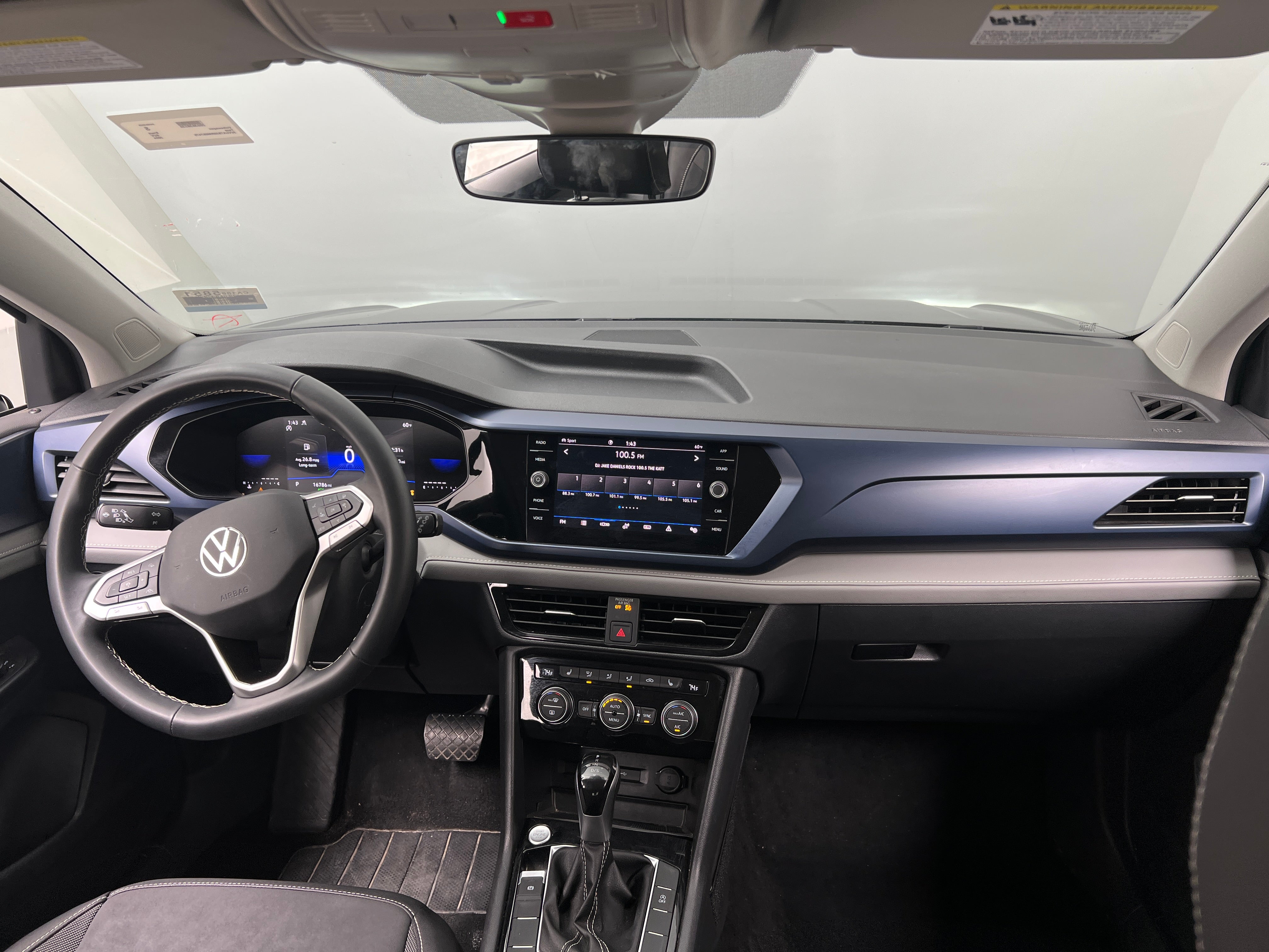 2024 Volkswagen Taos SE 2