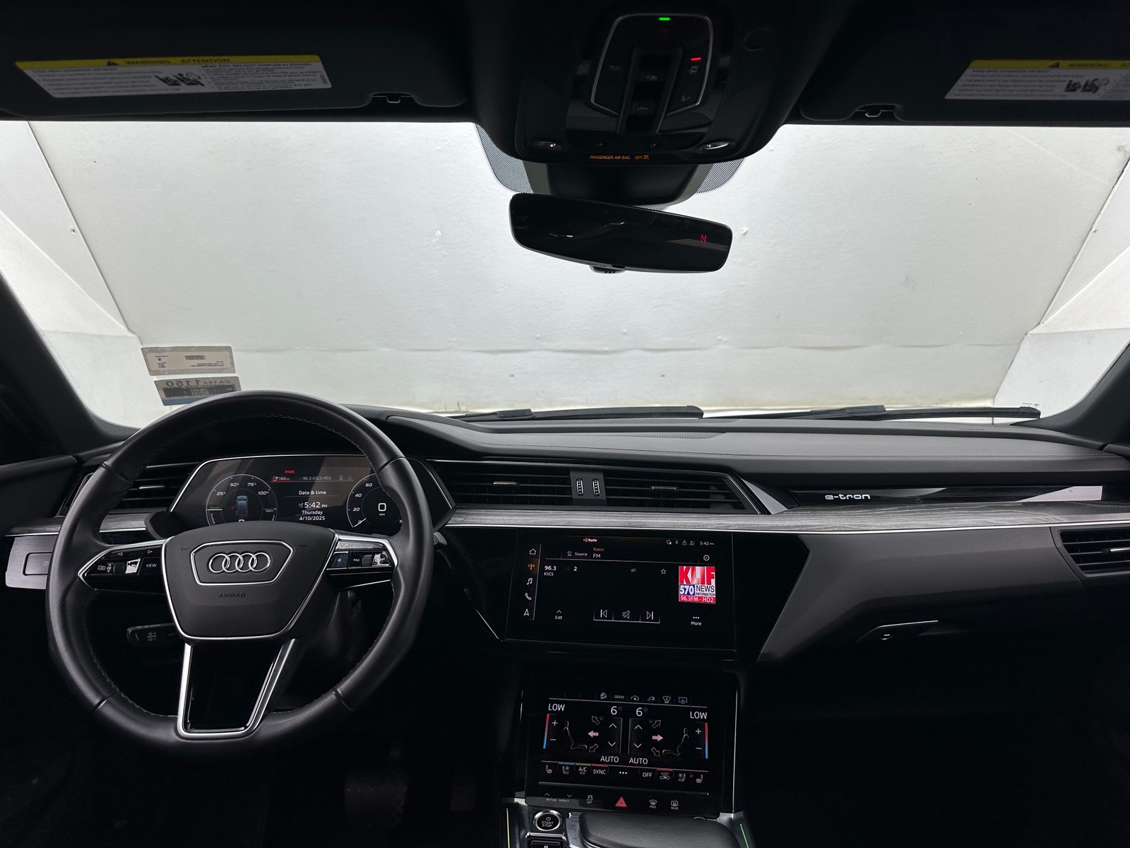 Thumbnail: 2023 Audi e-tron S - 2