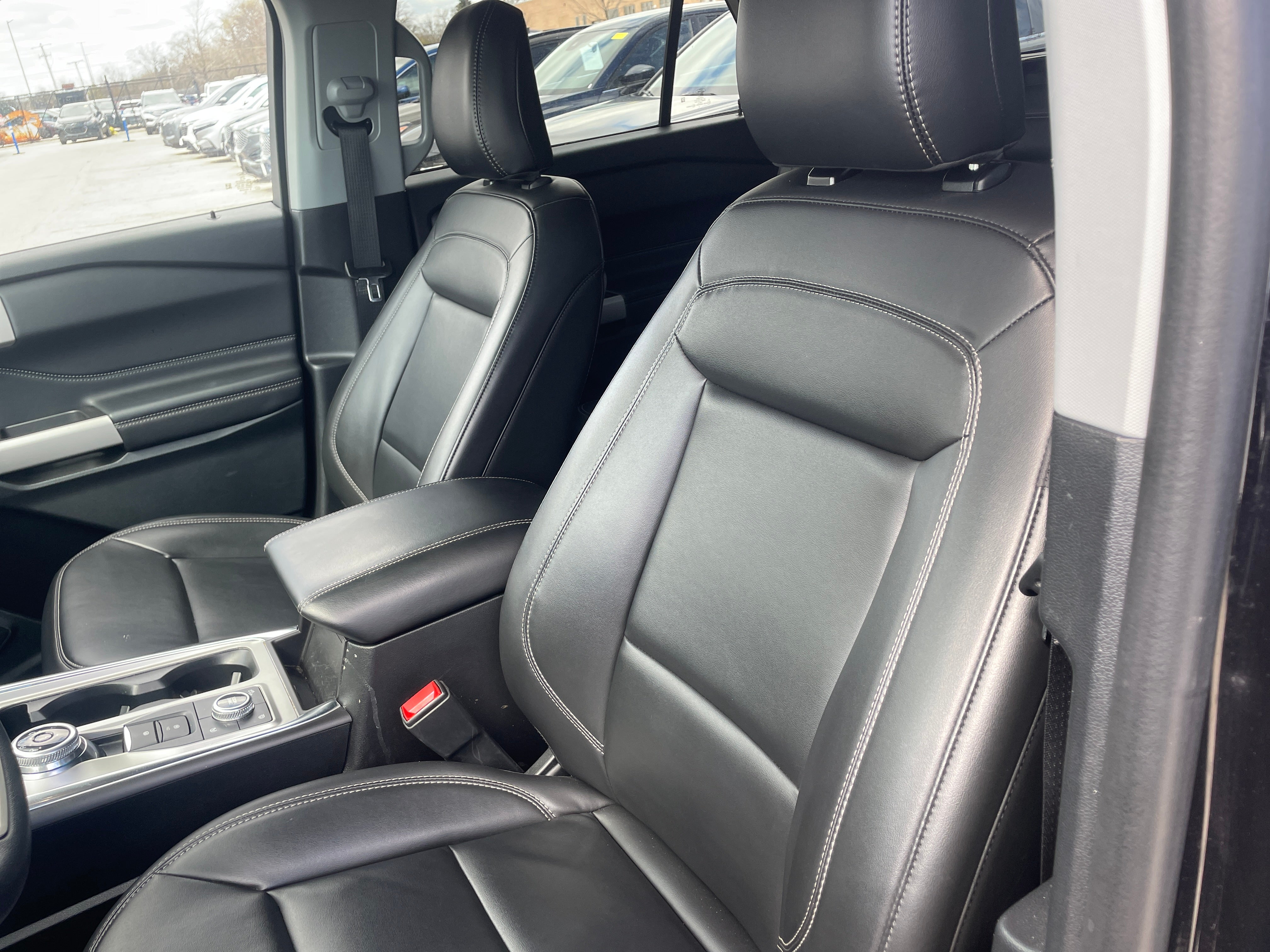 2024 Ford Explorer XLT 2