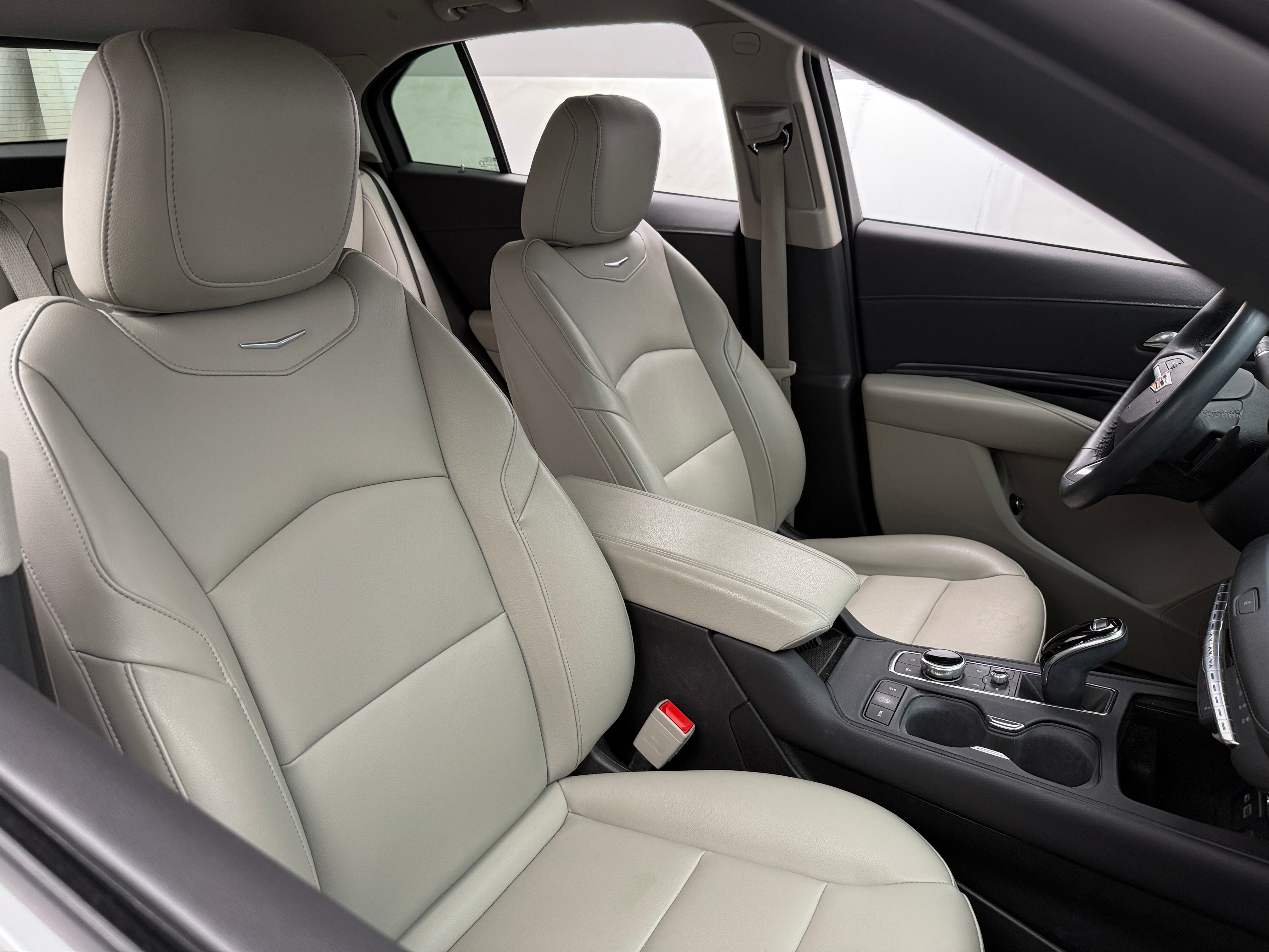 2022 Cadillac XT4 Luxury 2