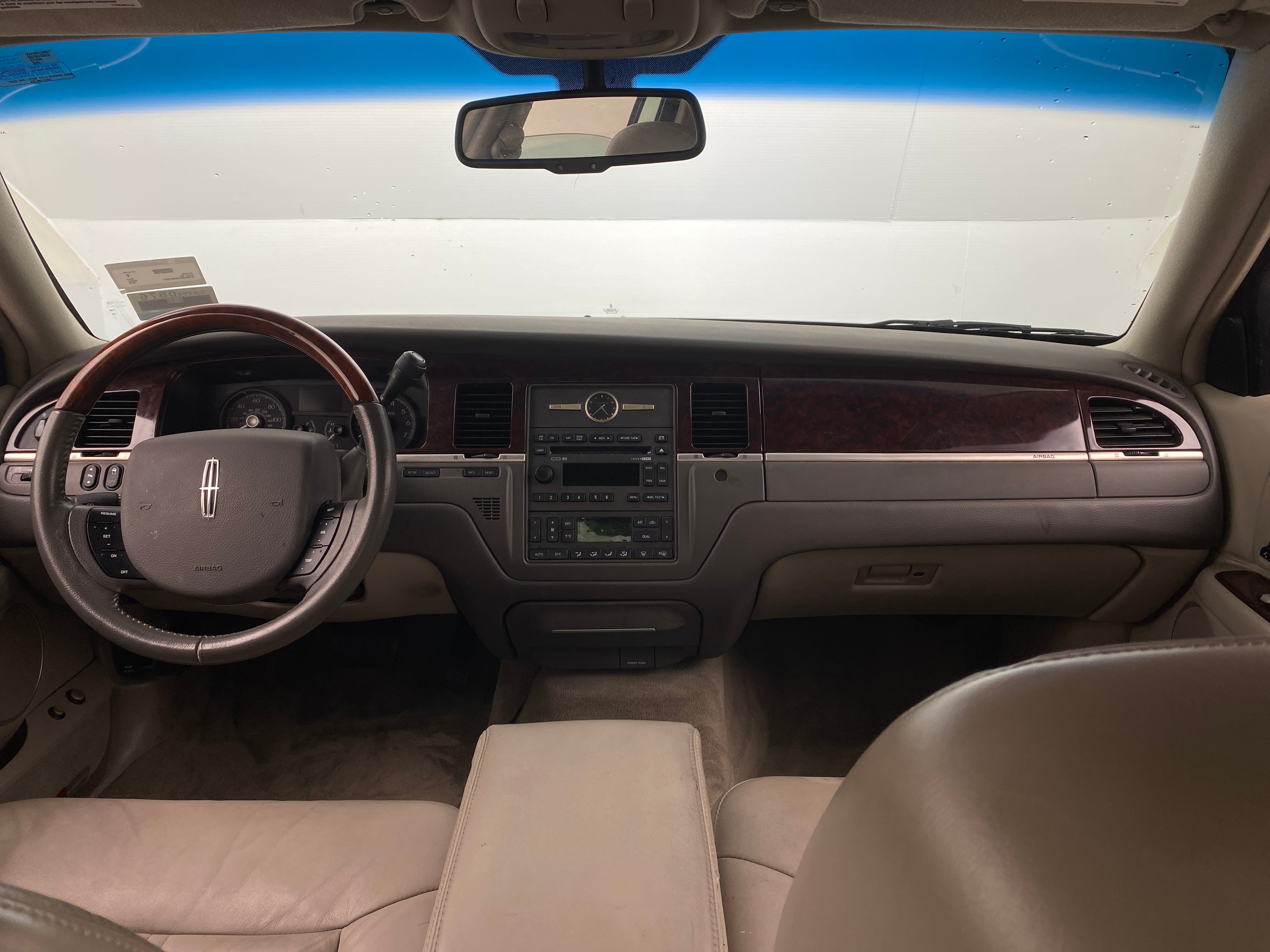 2010 Lincoln Town Car Signature Limited 2