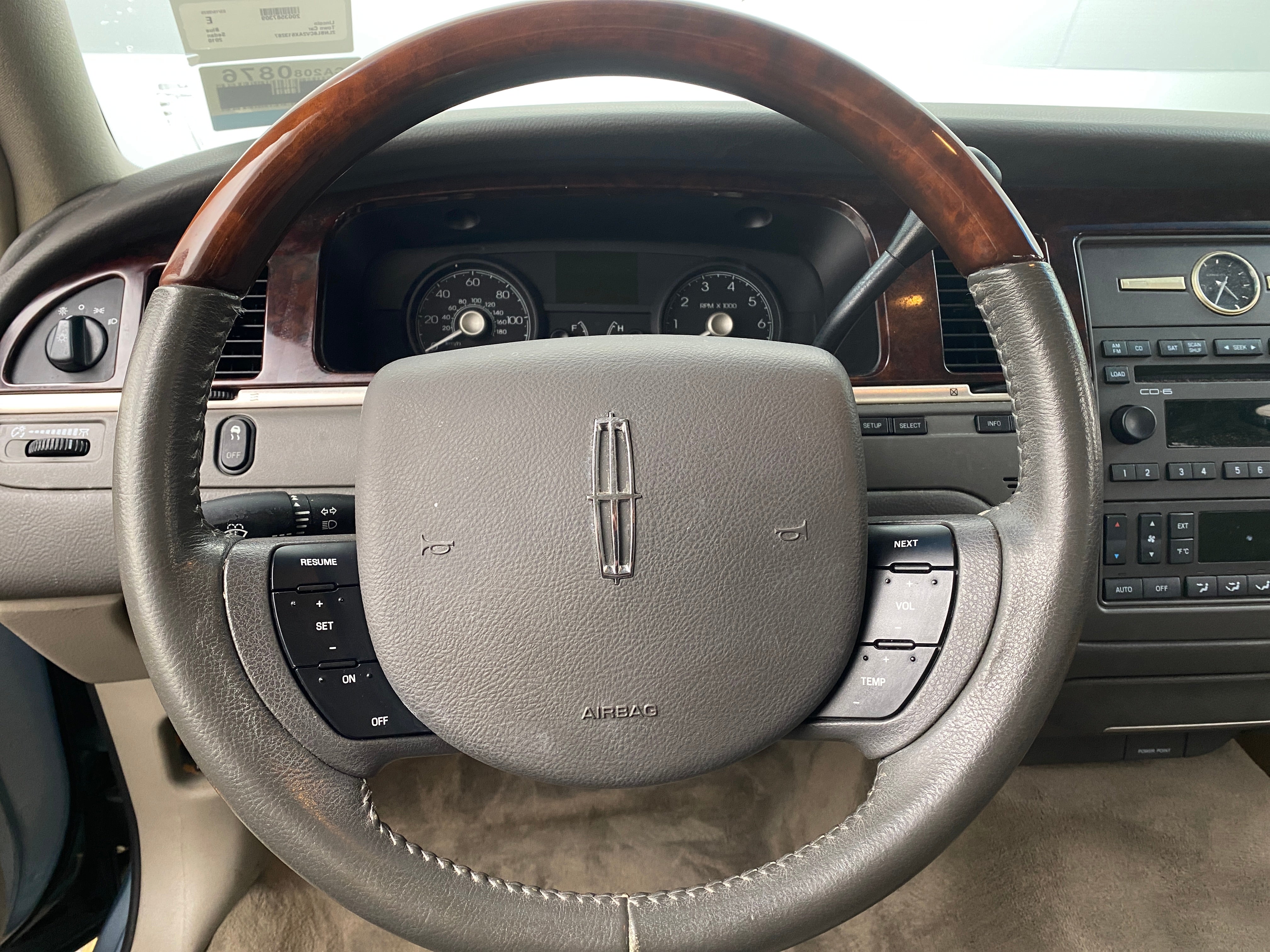 2010 Lincoln Town Car Signature Limited 4