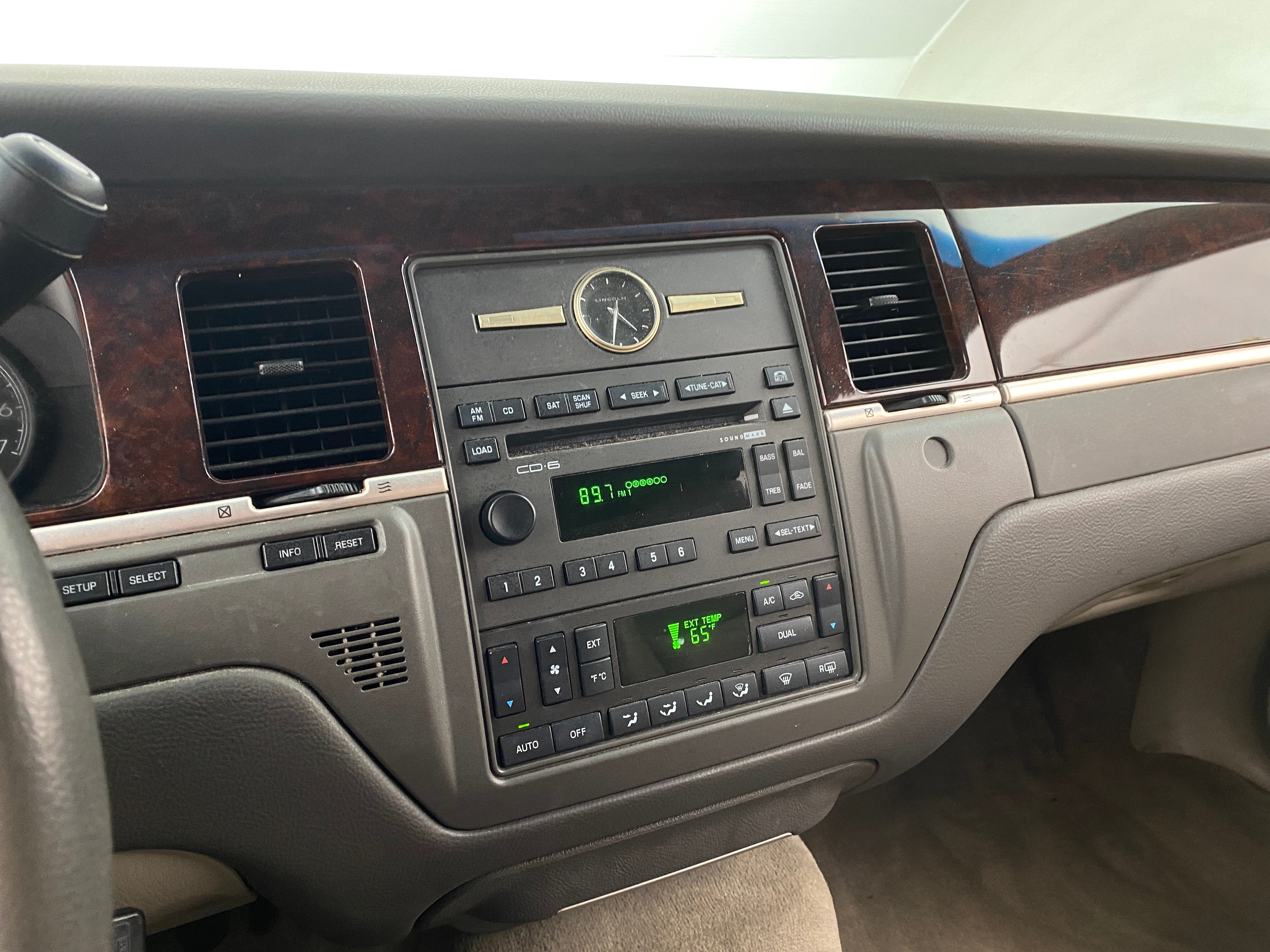 2010 Lincoln Town Car Signature Limited 3