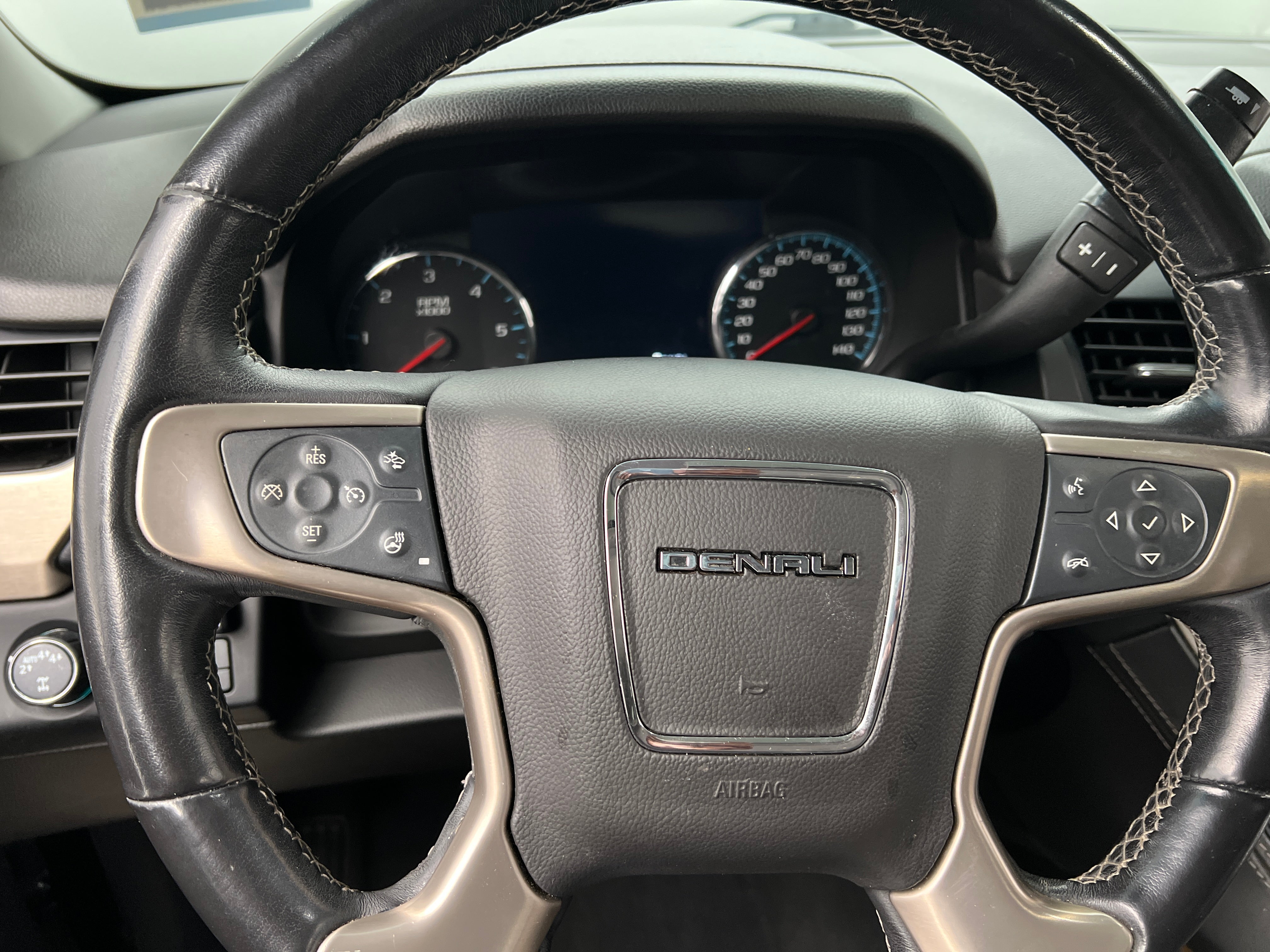 2019 GMC Yukon XL Denali 4