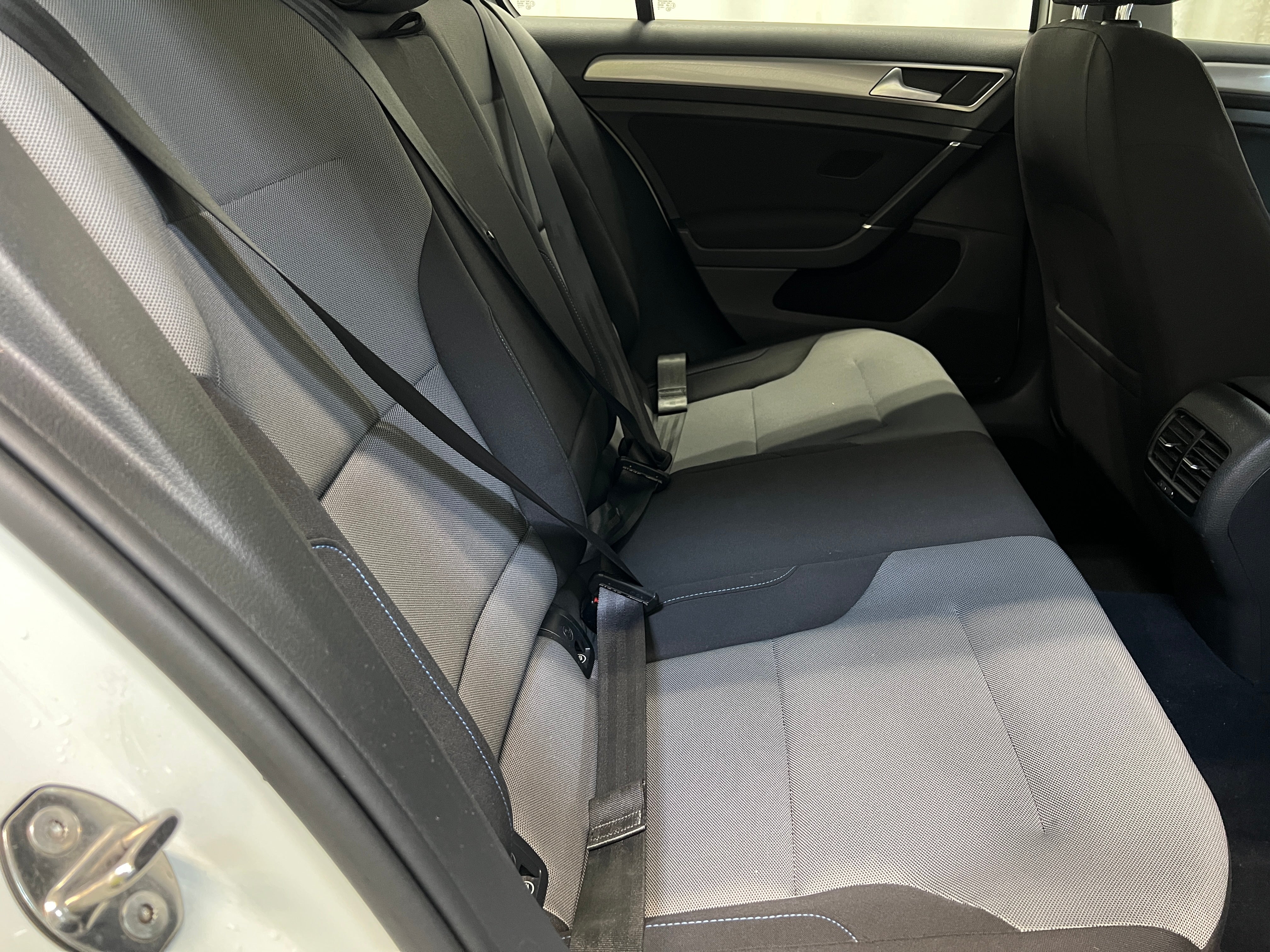 2016 Volkswagen e-Golf SE 6