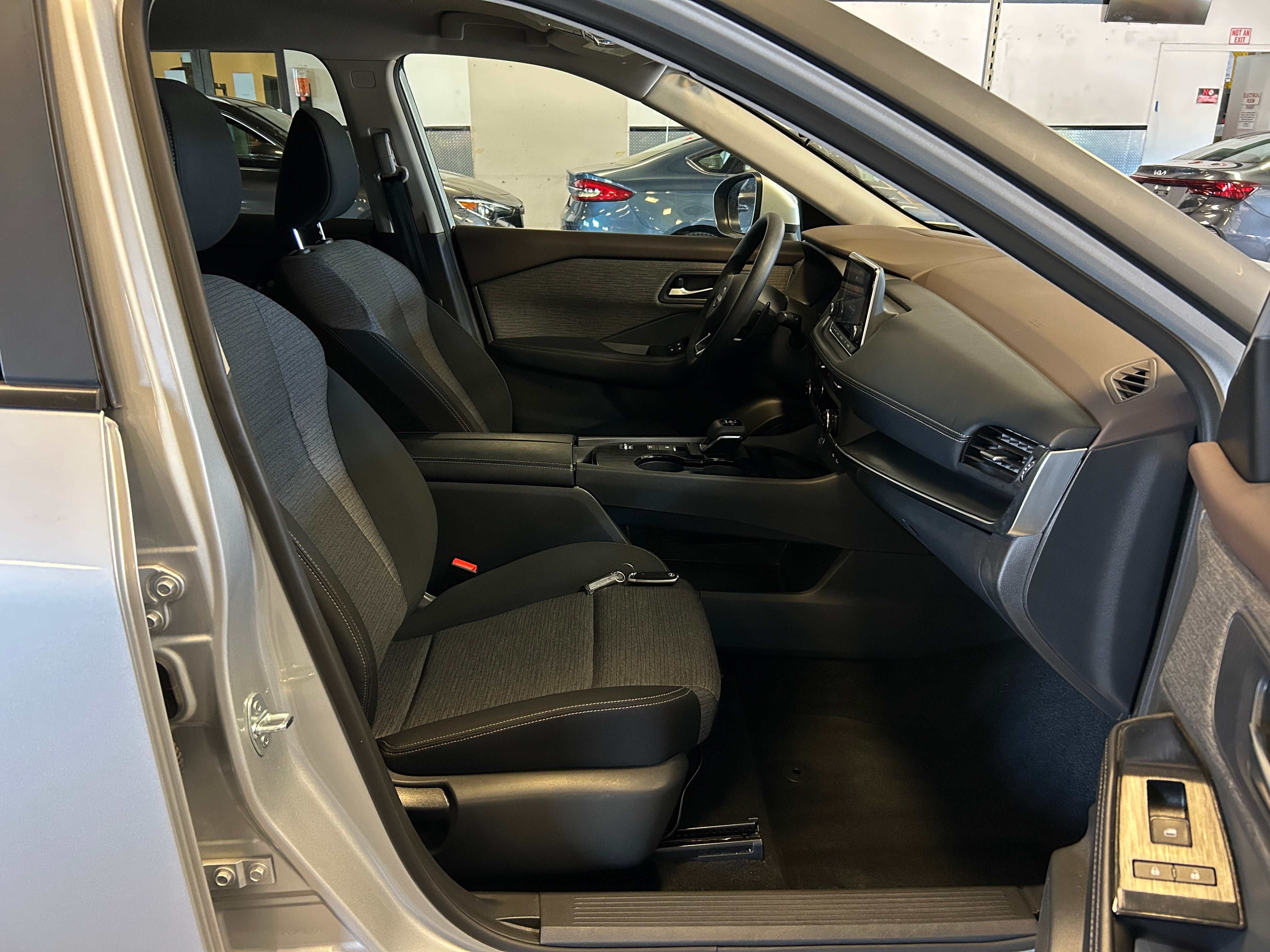 2023 Nissan Rogue SV 2