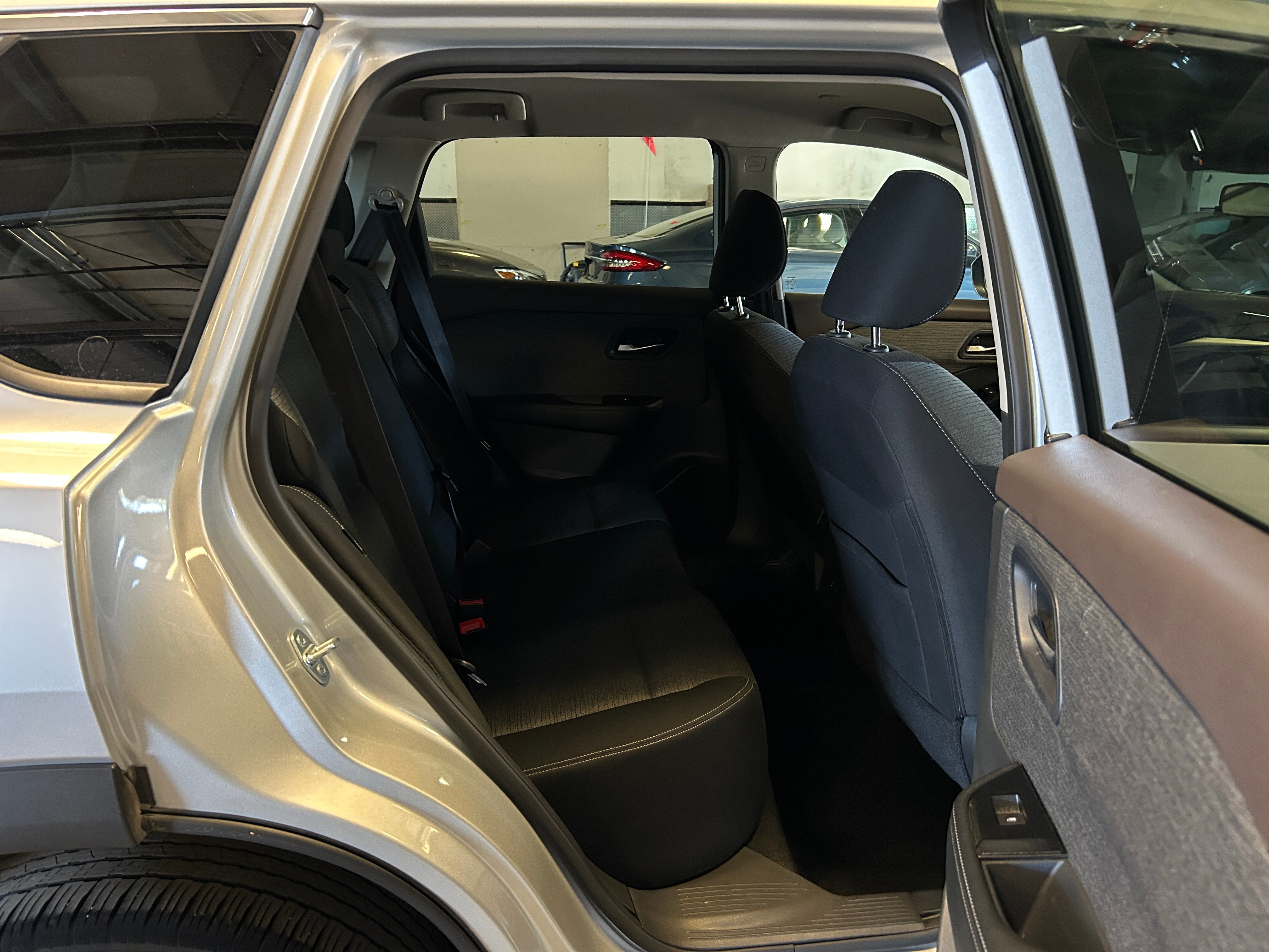 2023 Nissan Rogue SV 6
