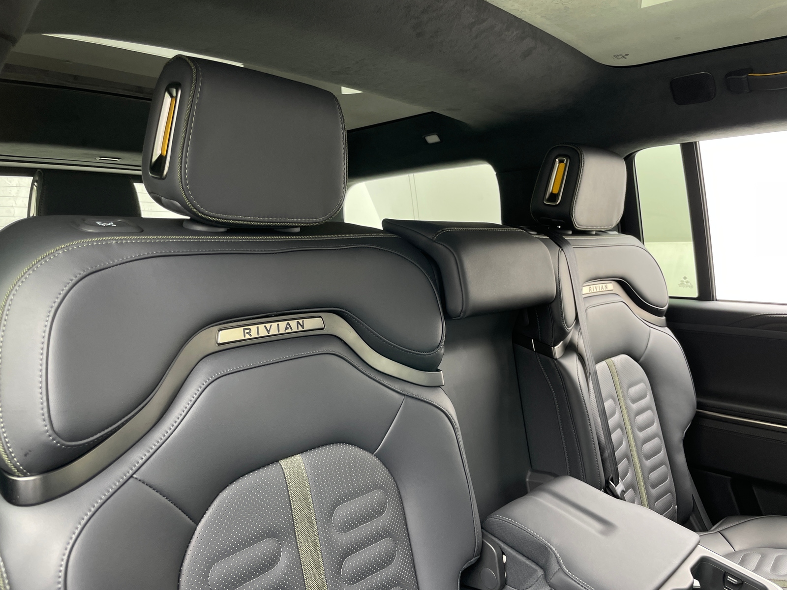 Thumbnail: 2025 Rivian R1S - 5