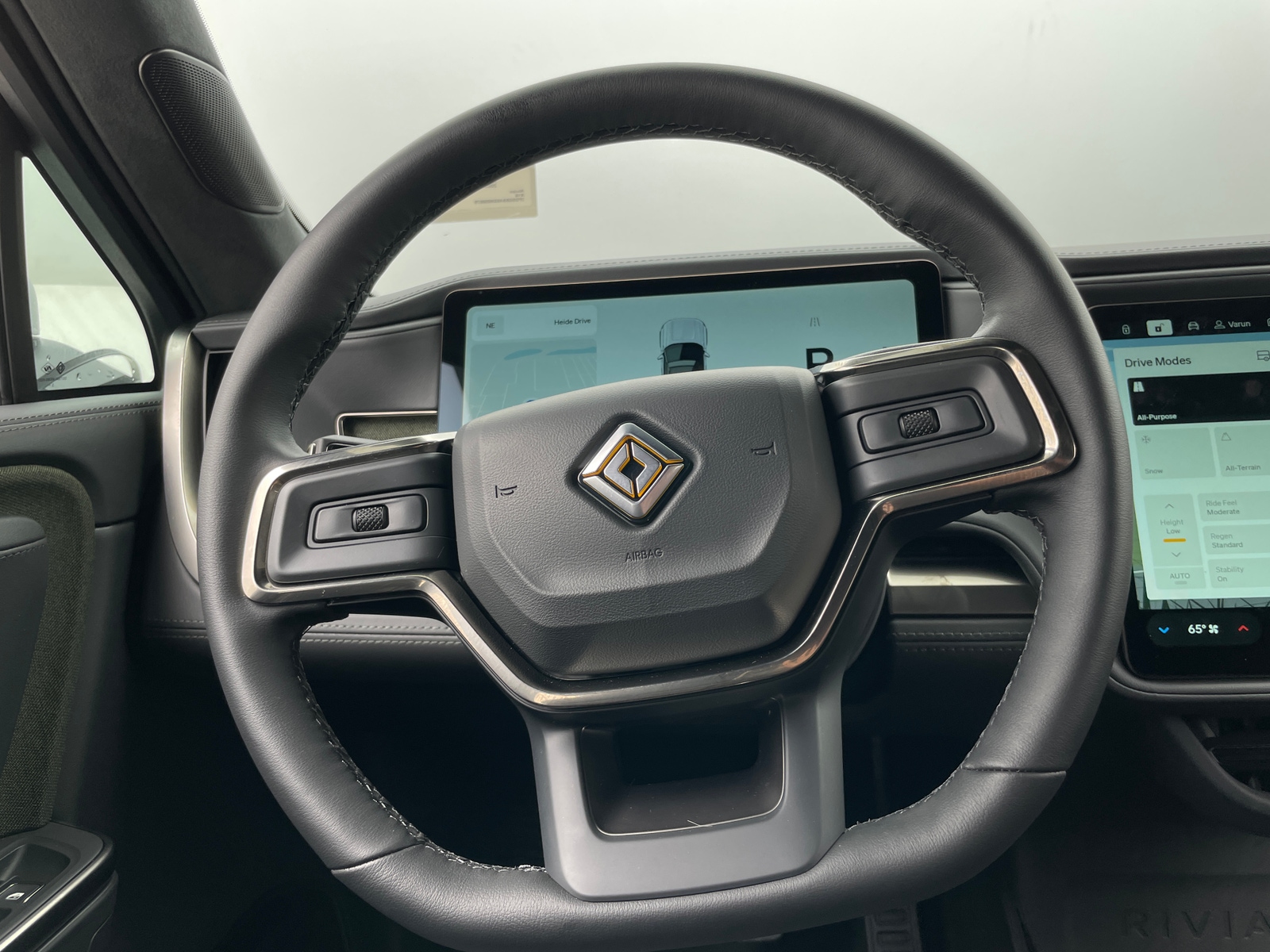 Thumbnail: 2025 Rivian R1S - 4