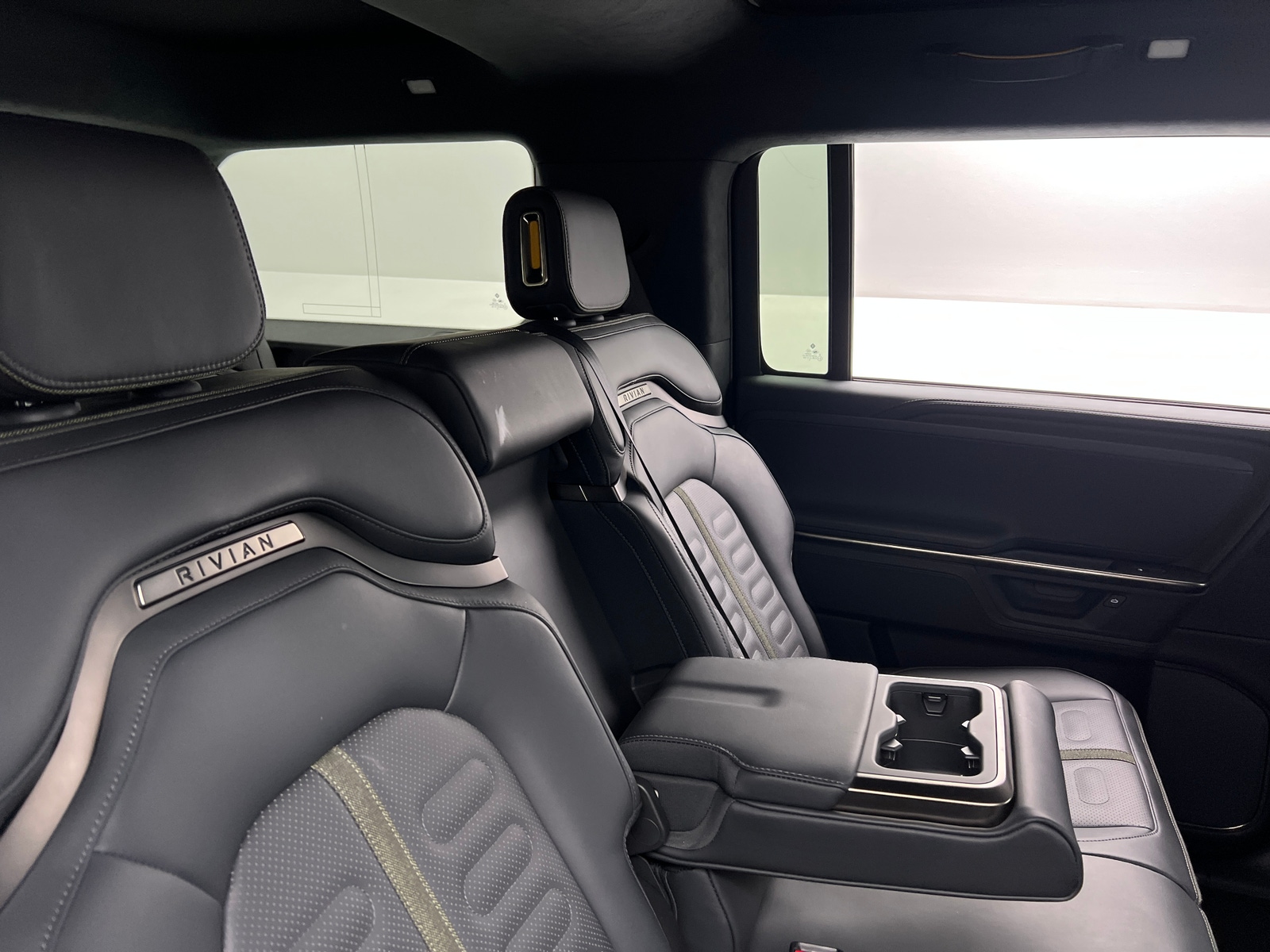 Thumbnail: 2025 Rivian R1S - 5