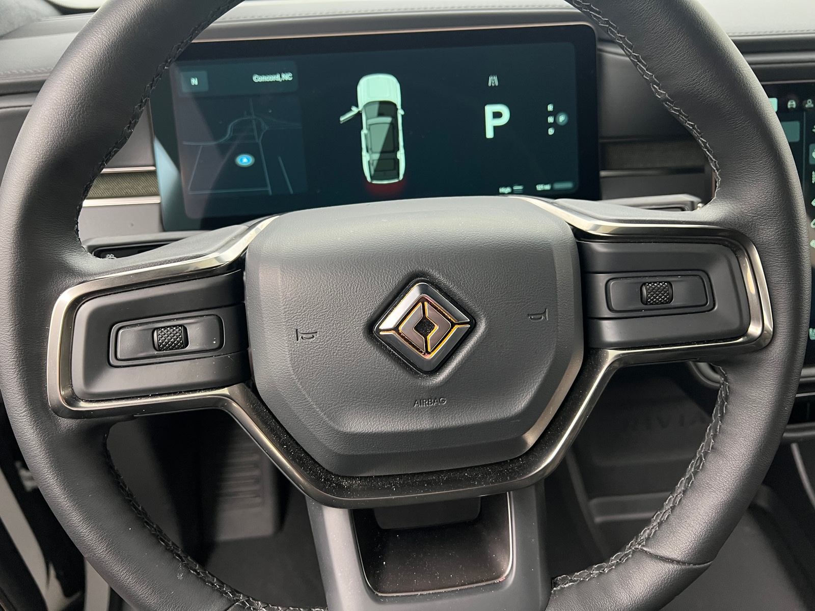 Thumbnail: 2025 Rivian R1S - 4