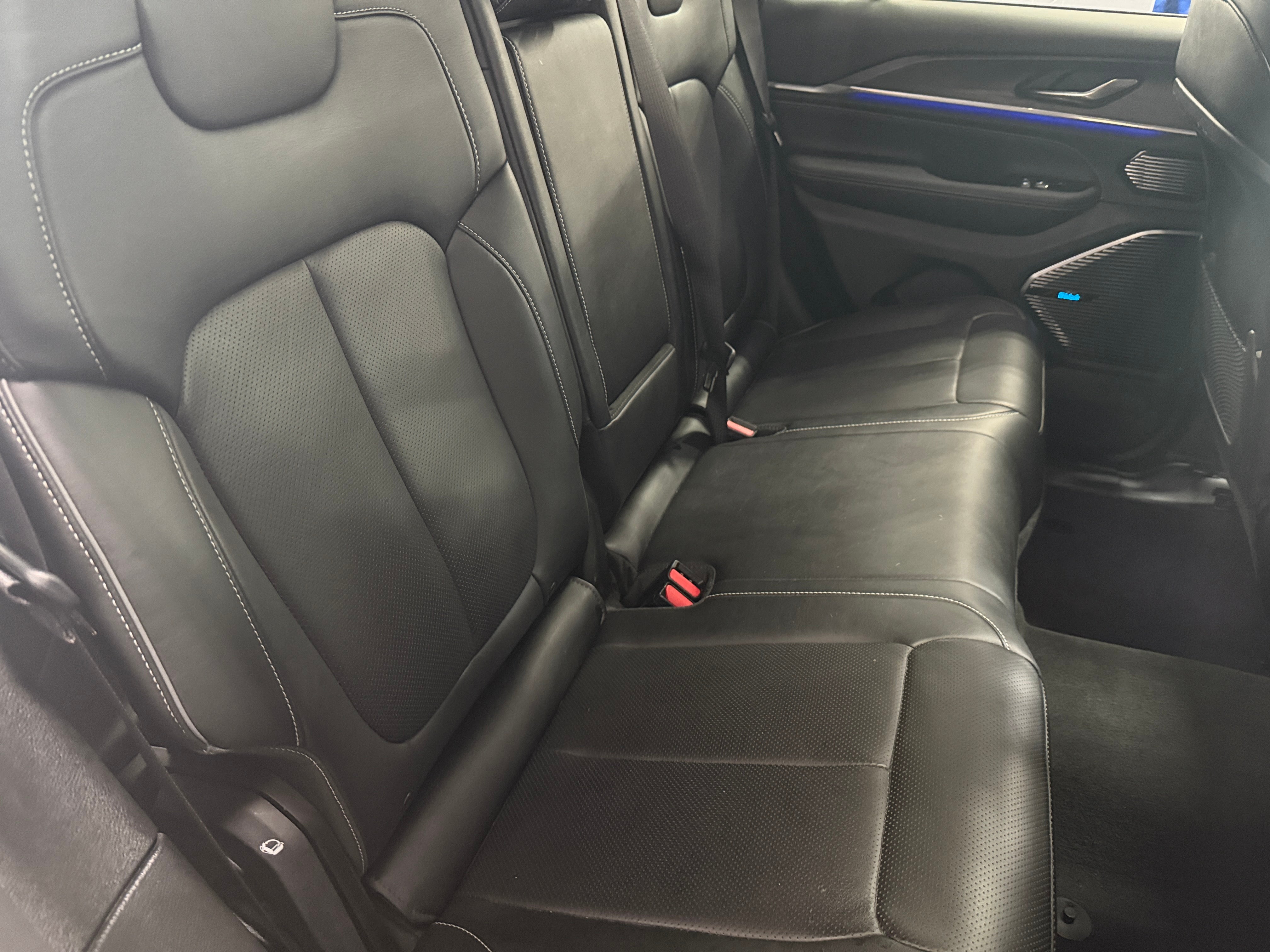 2022 Jeep Grand Cherokee Overland 5