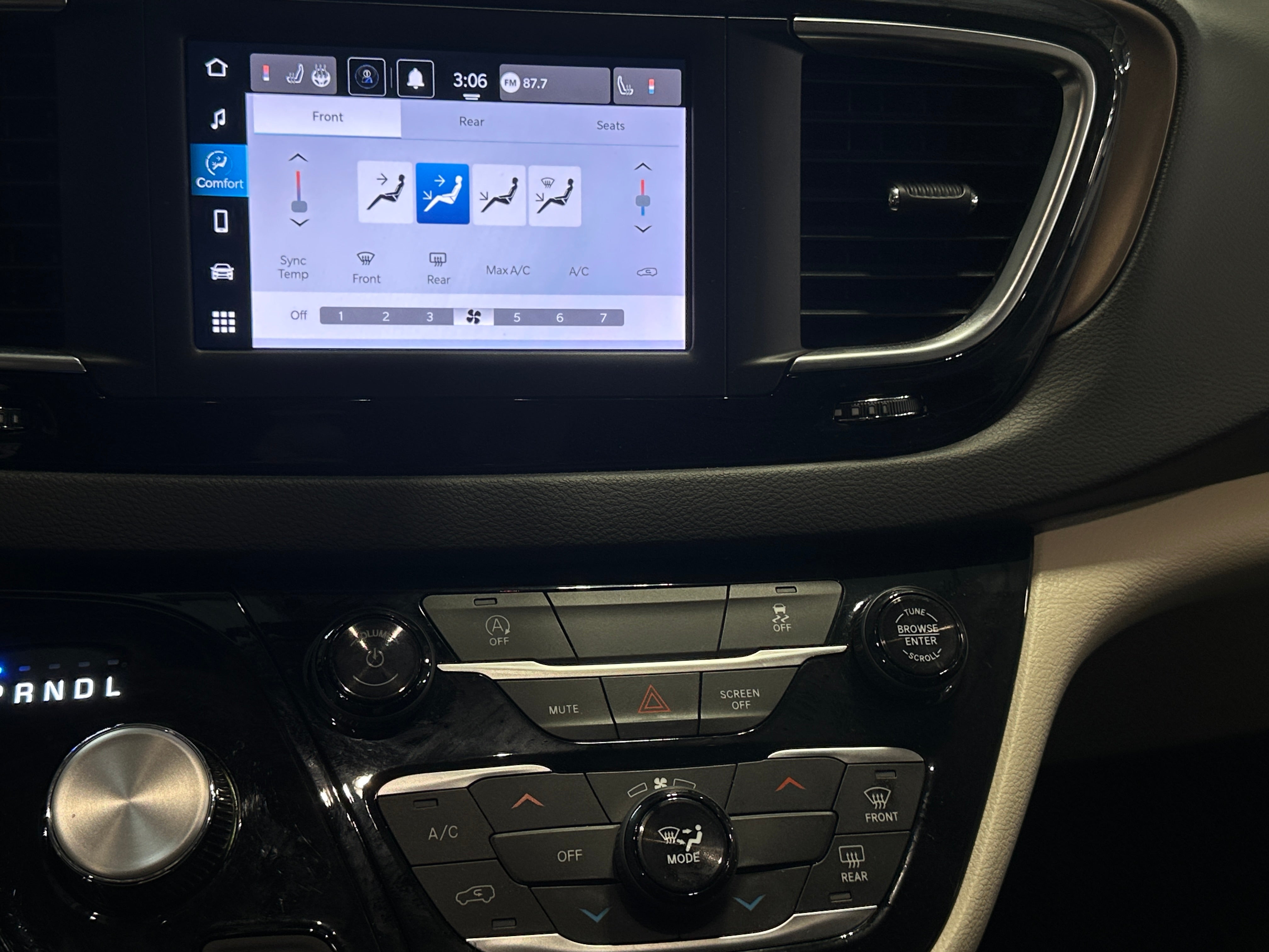 2024 Chrysler Voyager LX 4