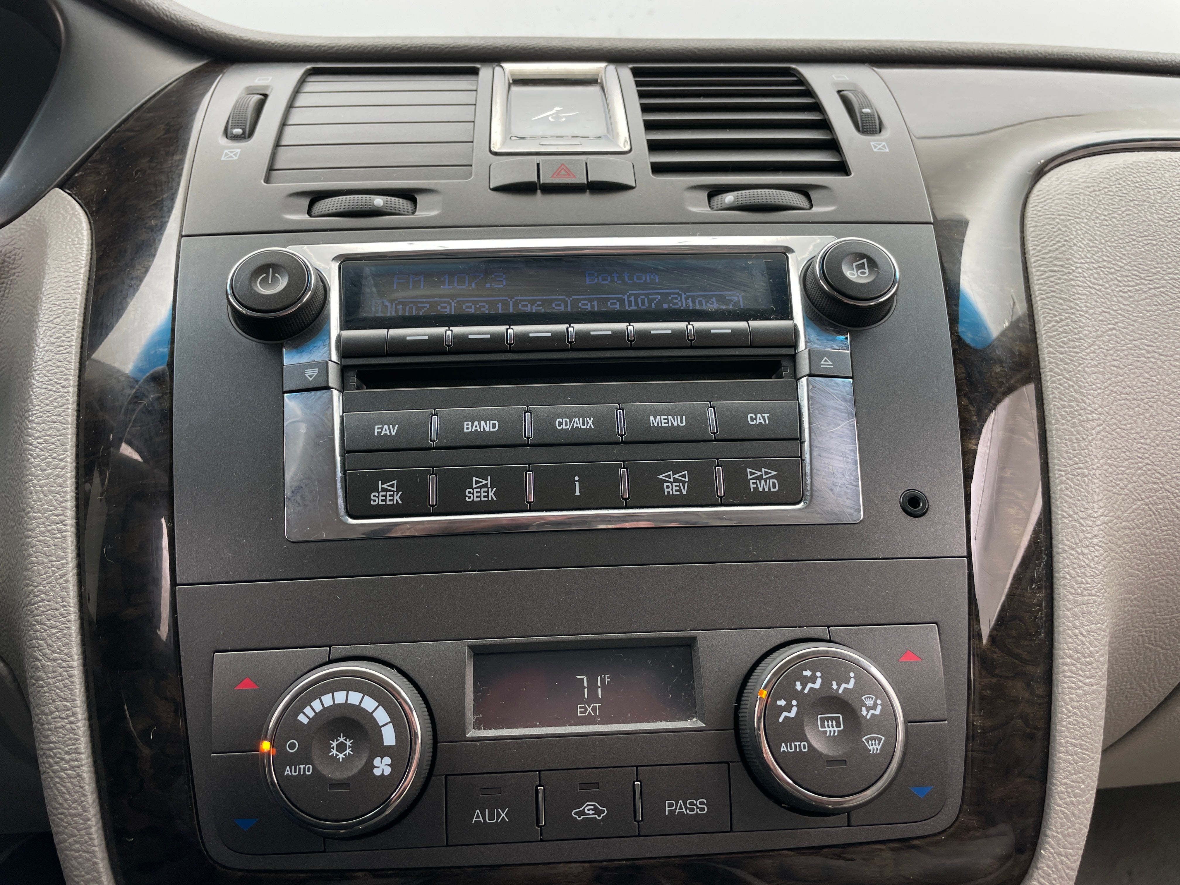 2010 Cadillac DTS Base 3