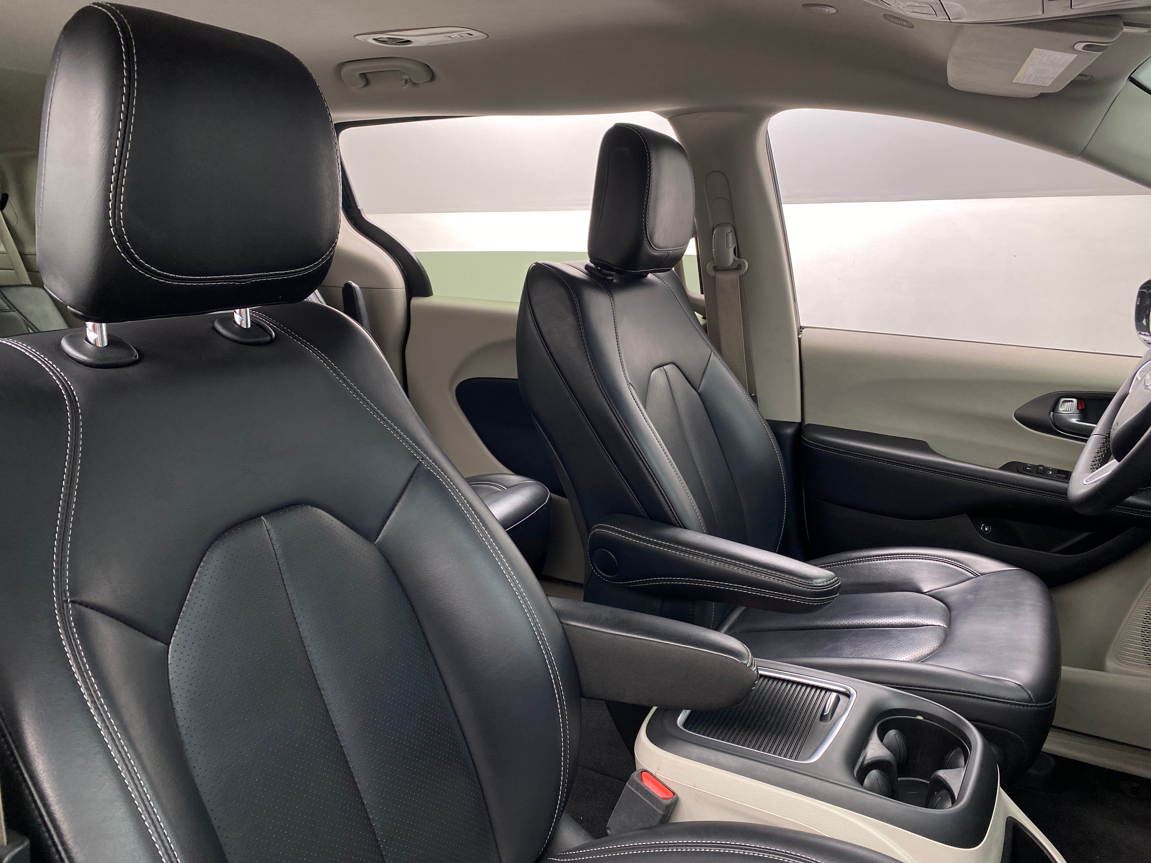 2024 Chrysler Pacifica Hybrid Select 2