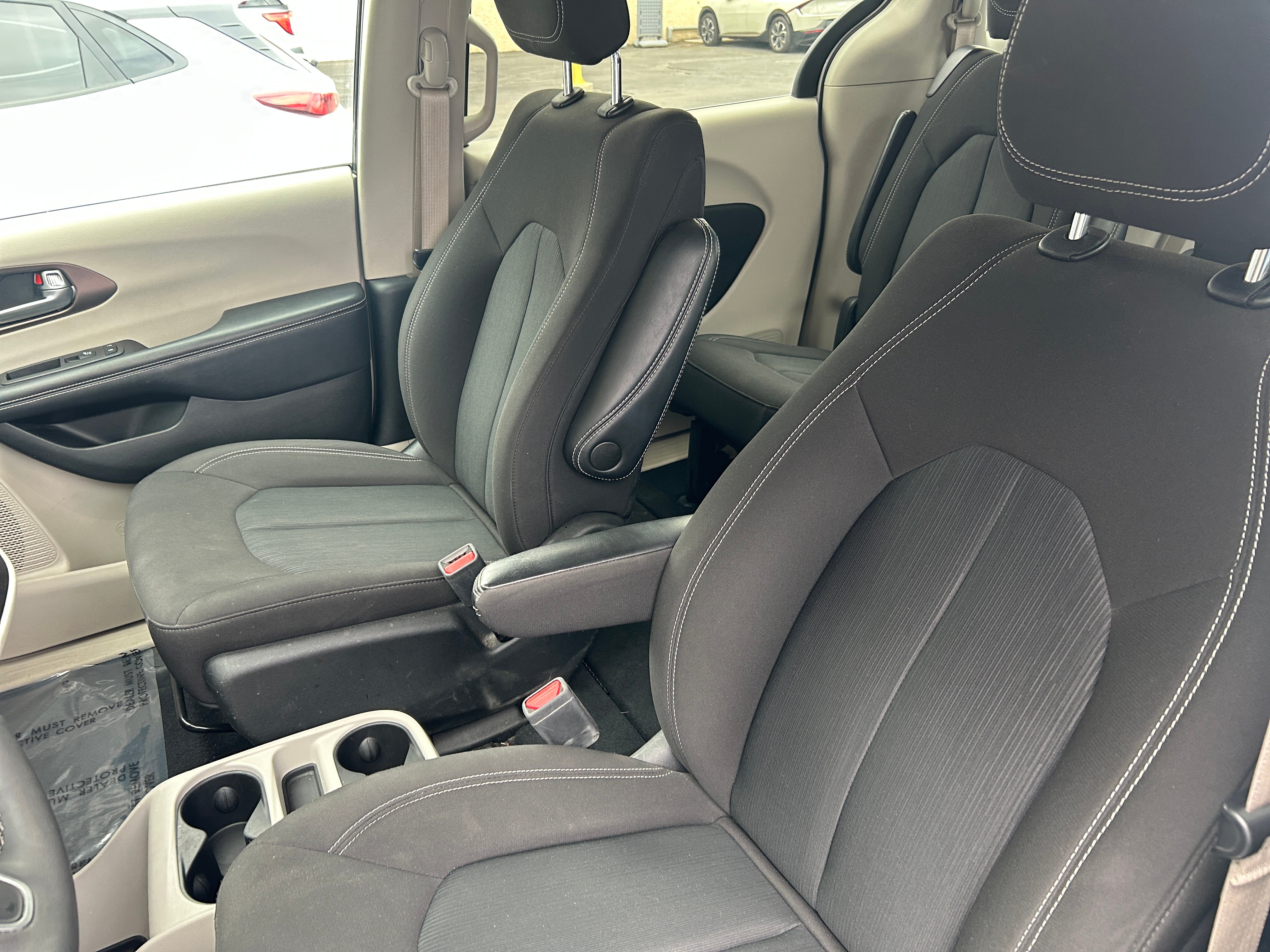 2023 Chrysler Voyager LX 2