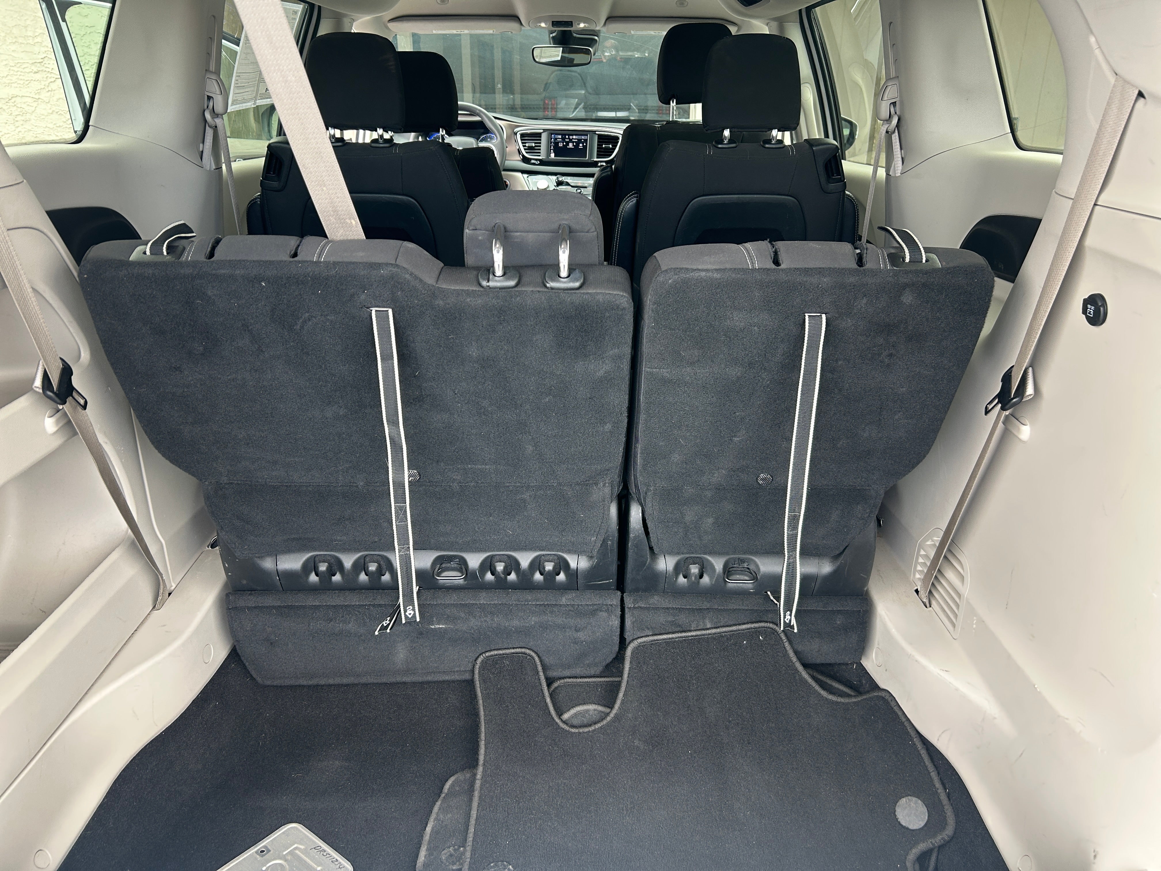 2023 Chrysler Voyager LX 7
