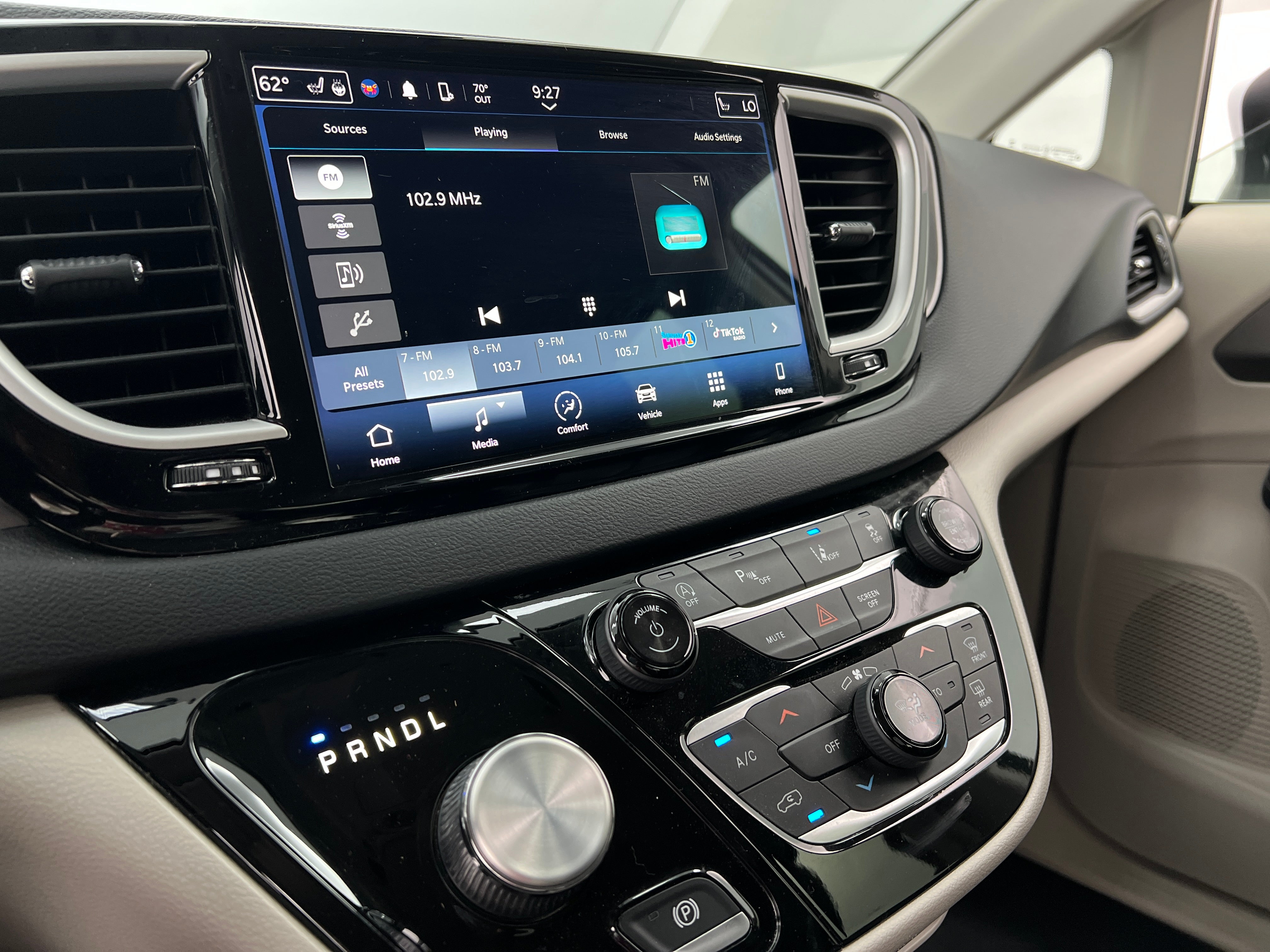 2023 Chrysler Pacifica Touring L 3
