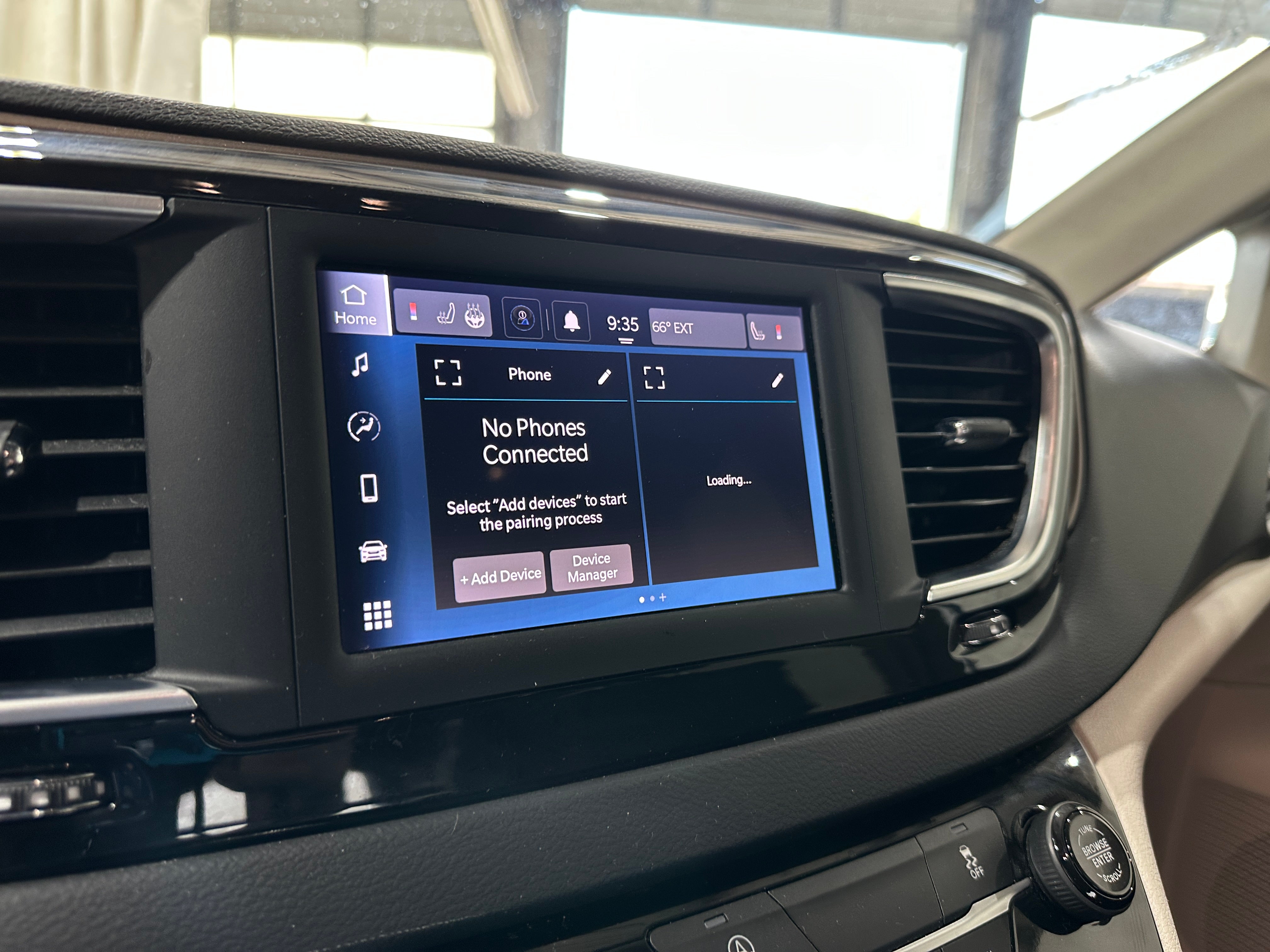 2024 Chrysler Voyager LX 4