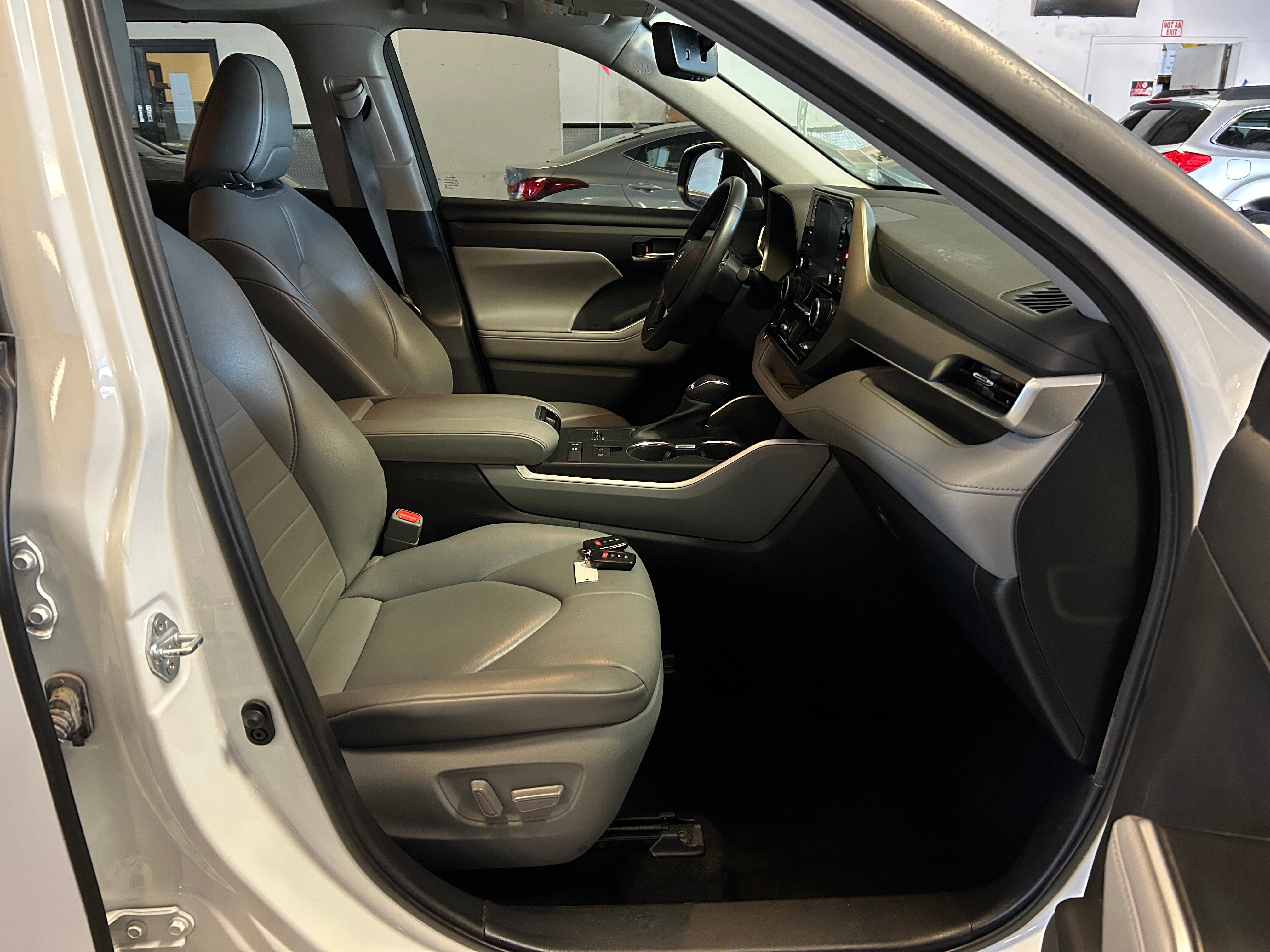 2021 Toyota Highlander XLE 2