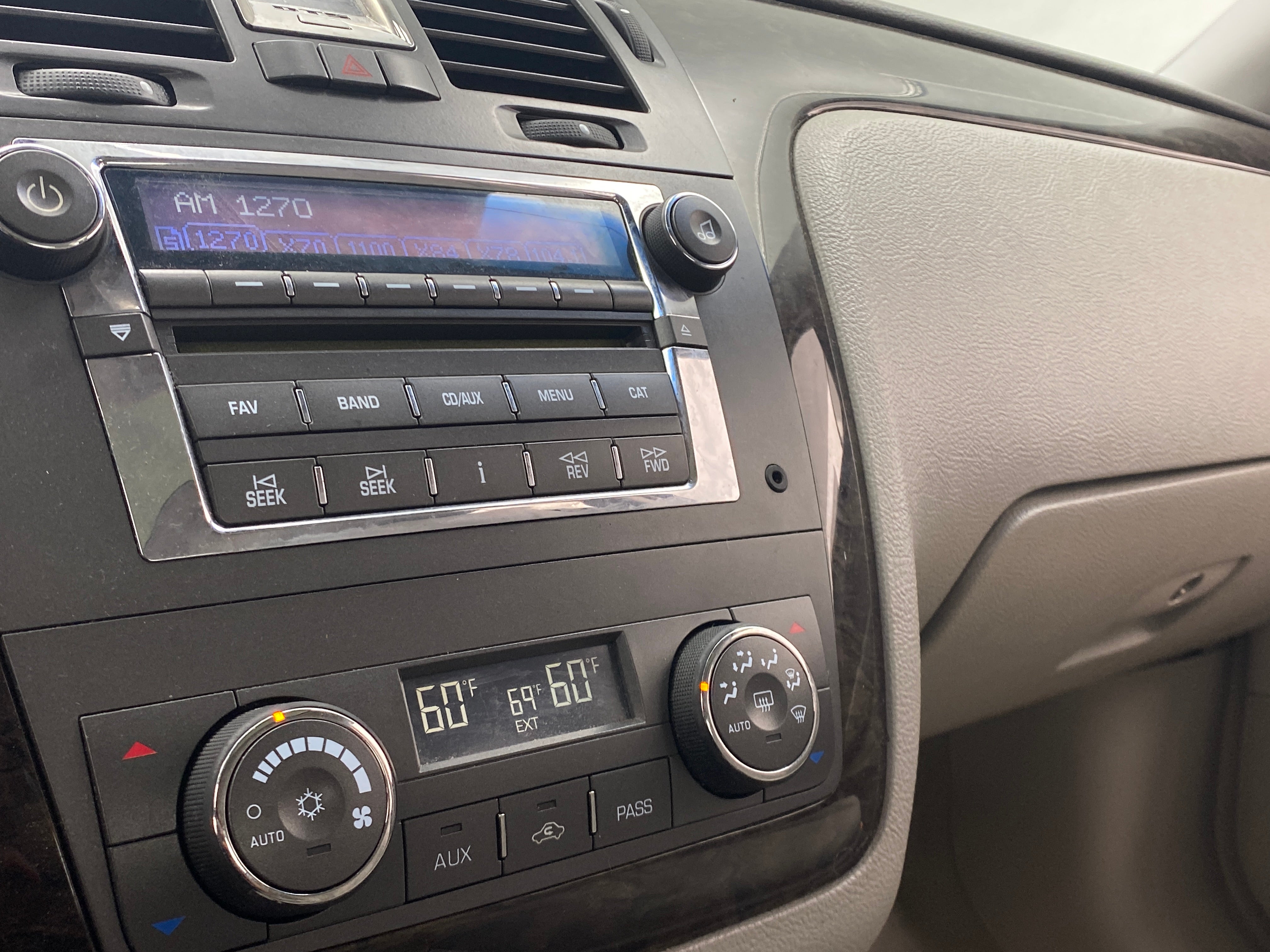 2011 Cadillac DTS Base 3