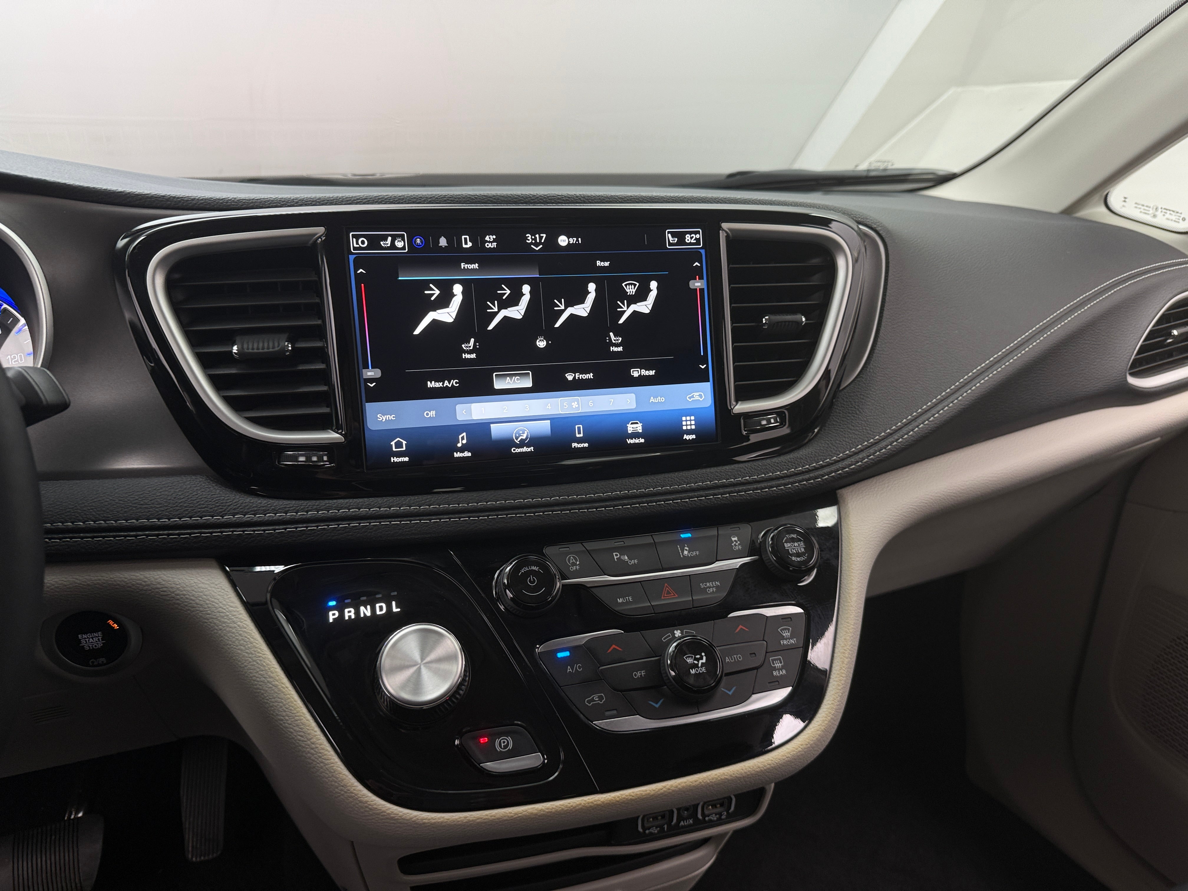 2024 Chrysler Pacifica Touring L 3