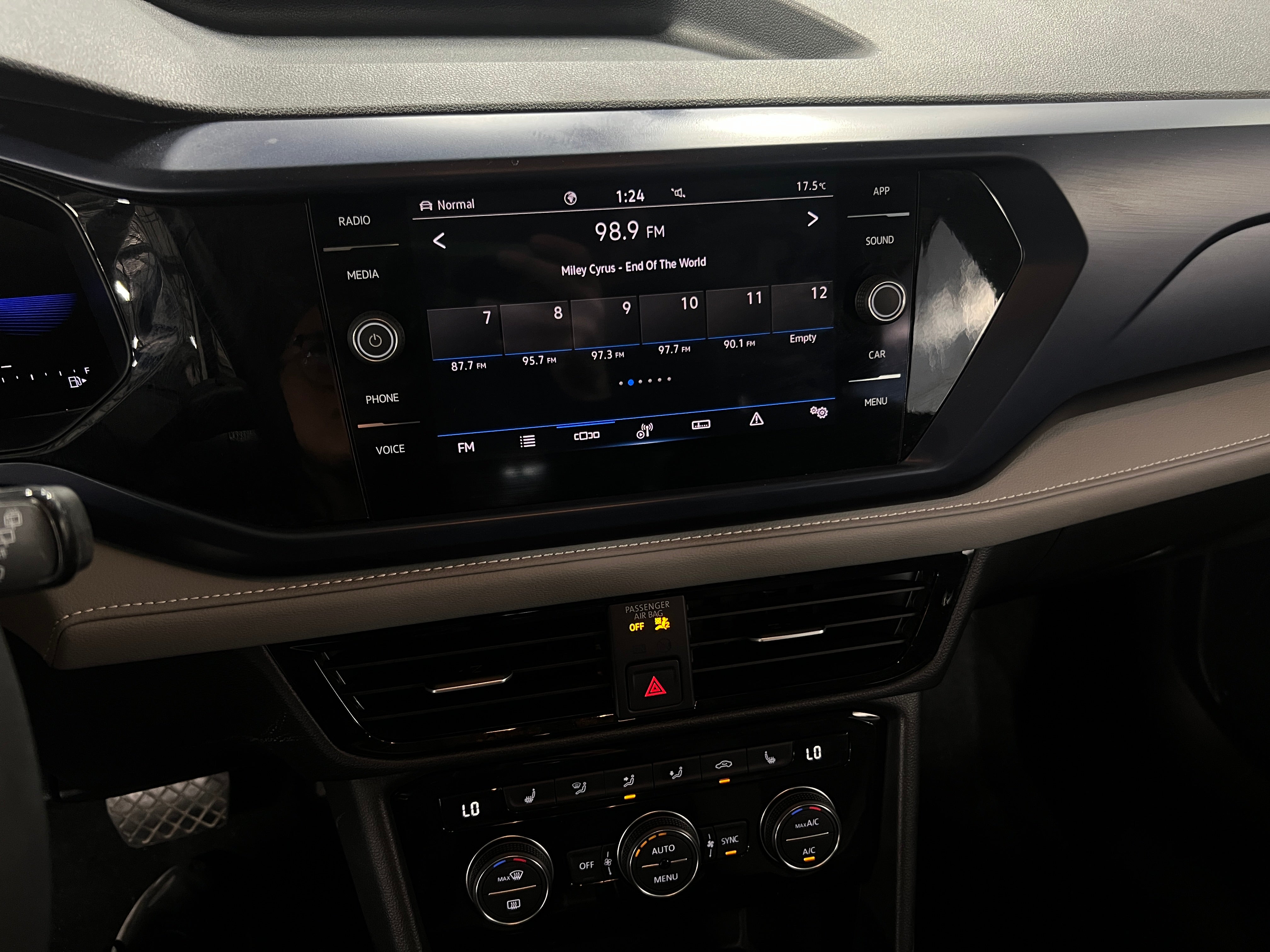 2024 Volkswagen Taos SE 4