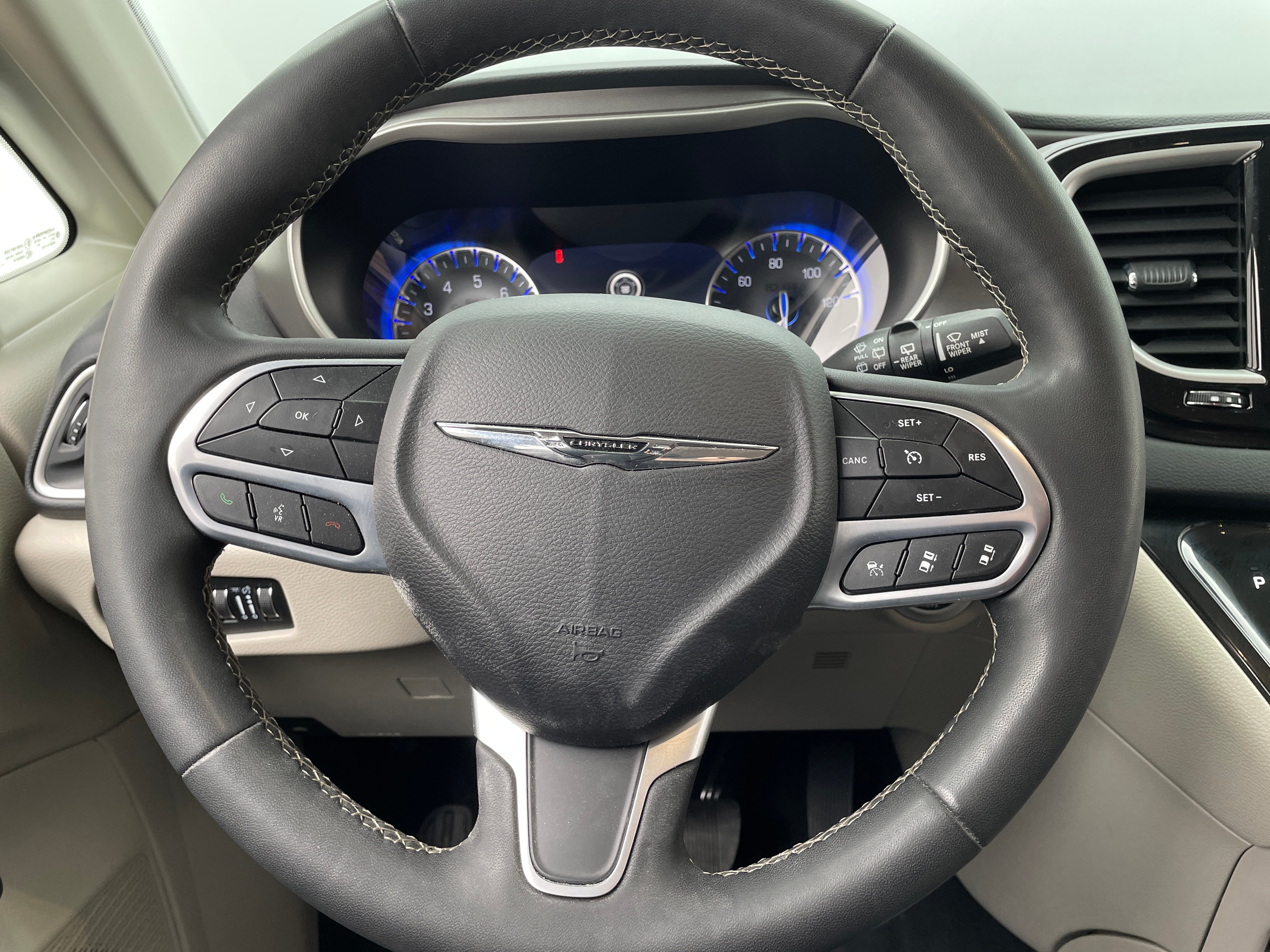 2023 Chrysler Pacifica Touring L 4