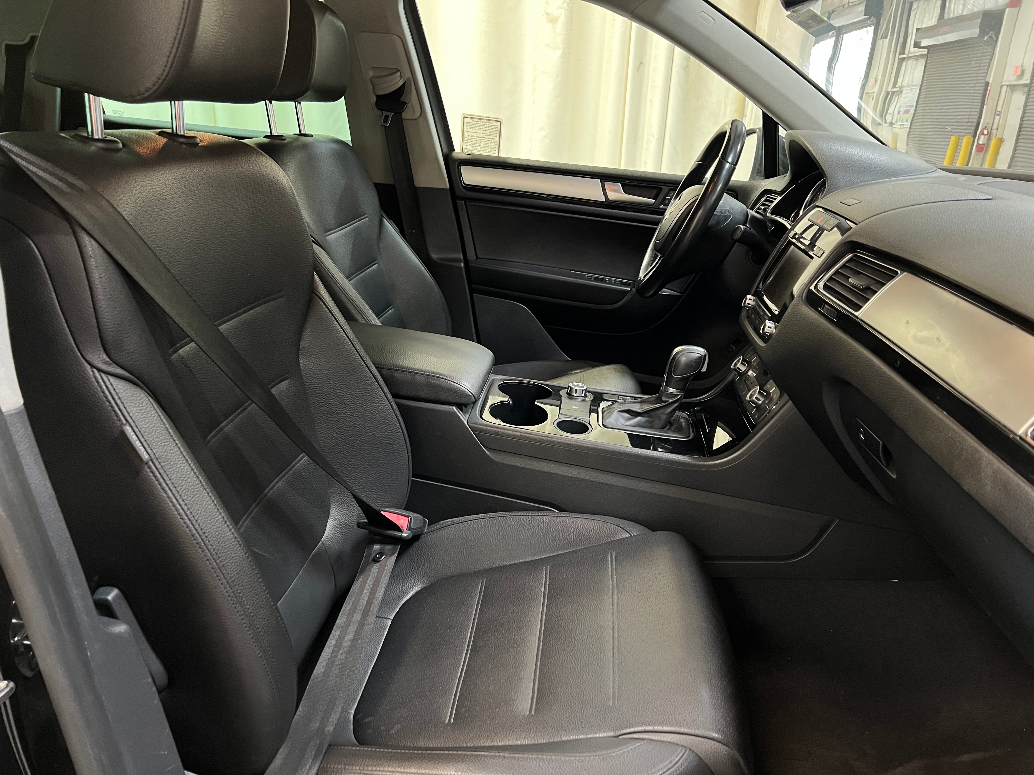 2014 Volkswagen Touareg Sport 2