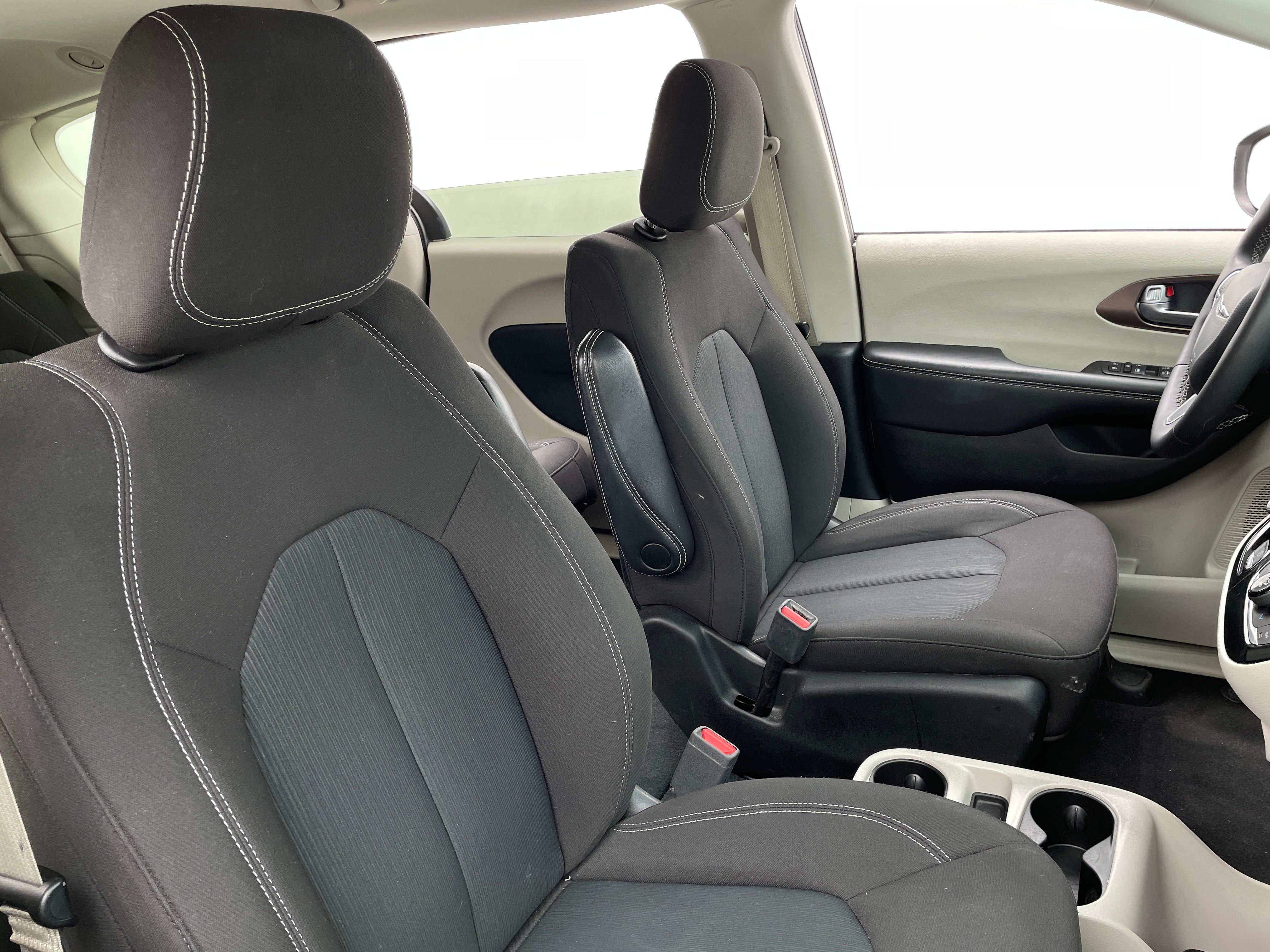 2023 Chrysler Voyager LX 2