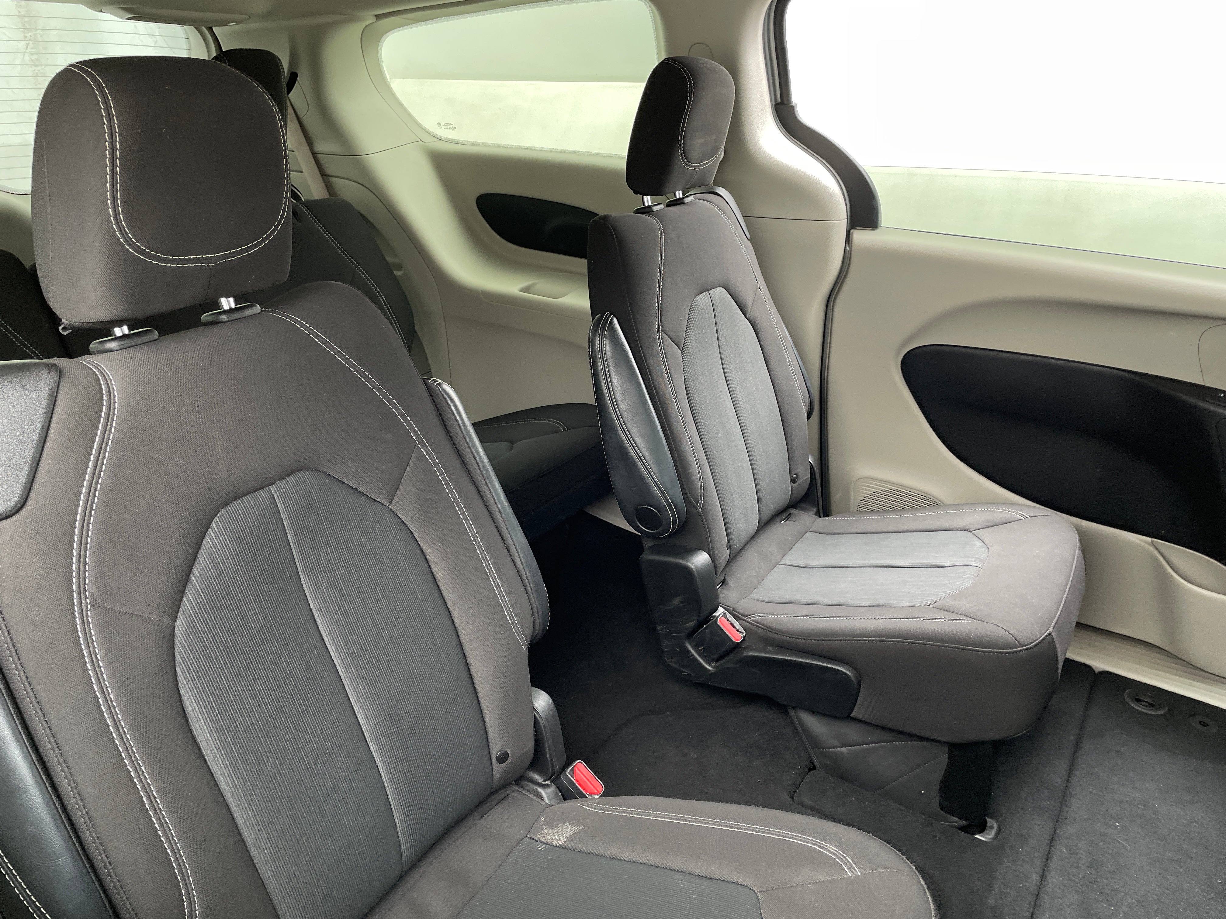 2023 Chrysler Voyager LX 6