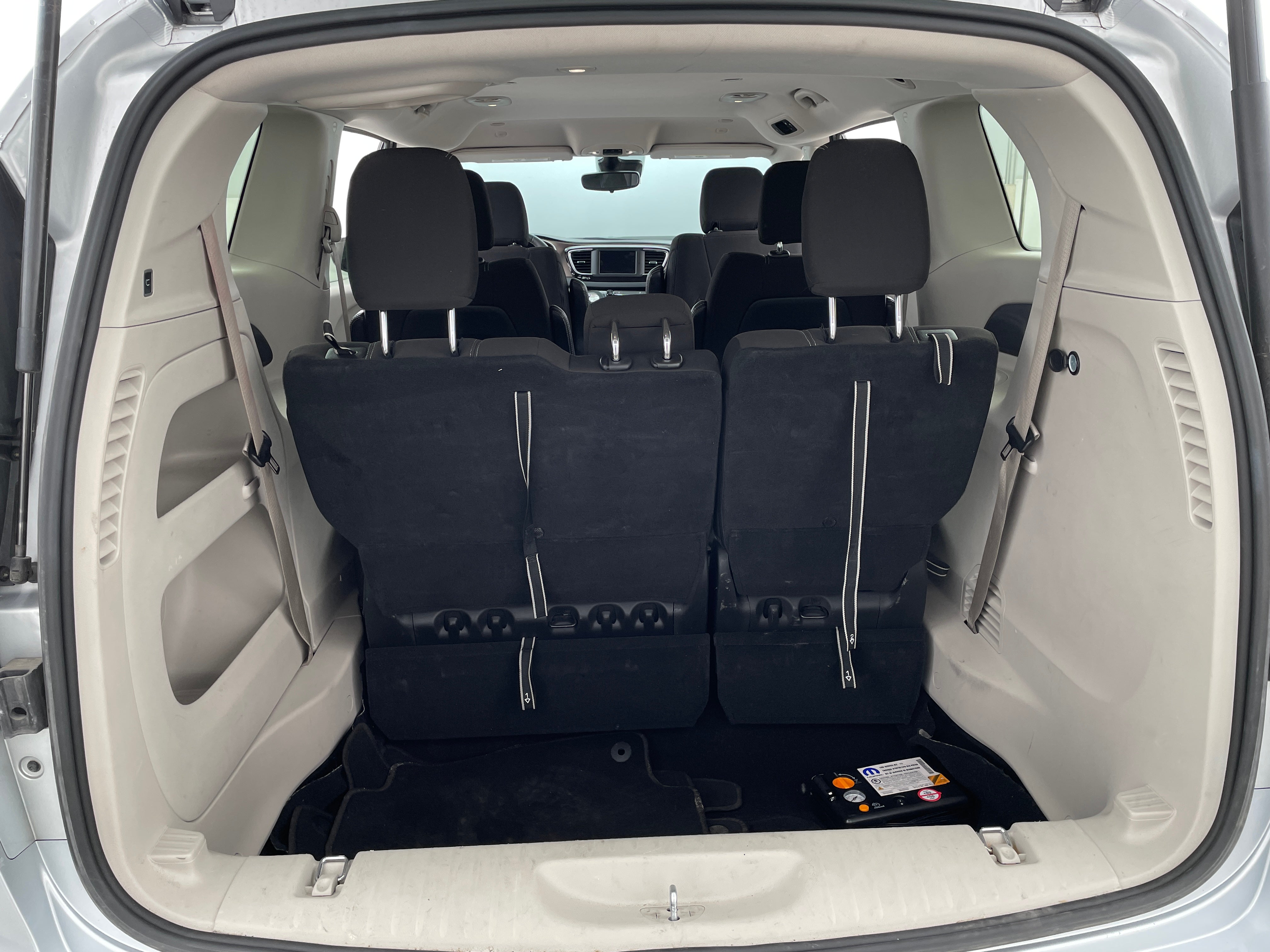 2023 Chrysler Voyager LX 7