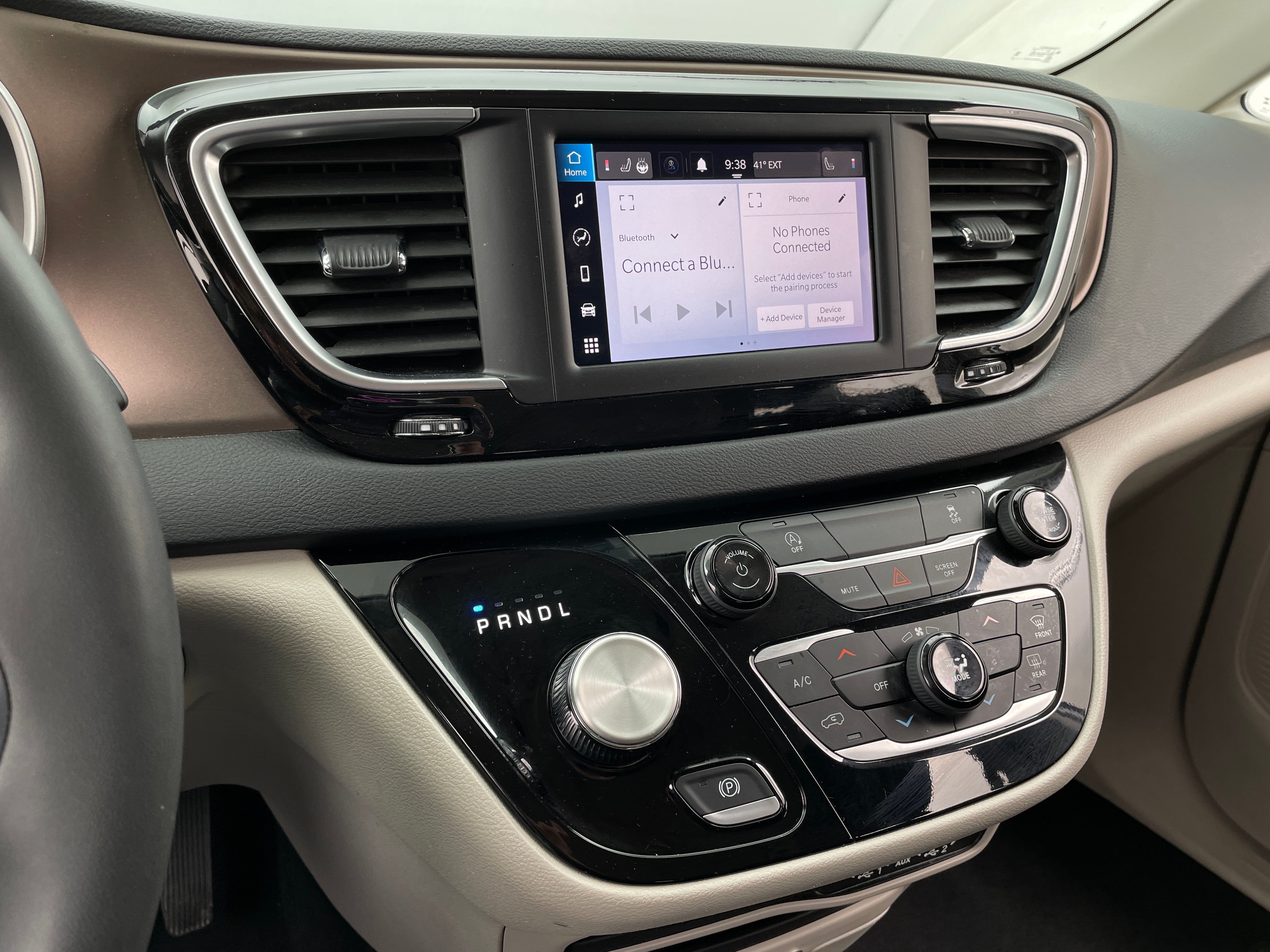 2023 Chrysler Voyager LX 4