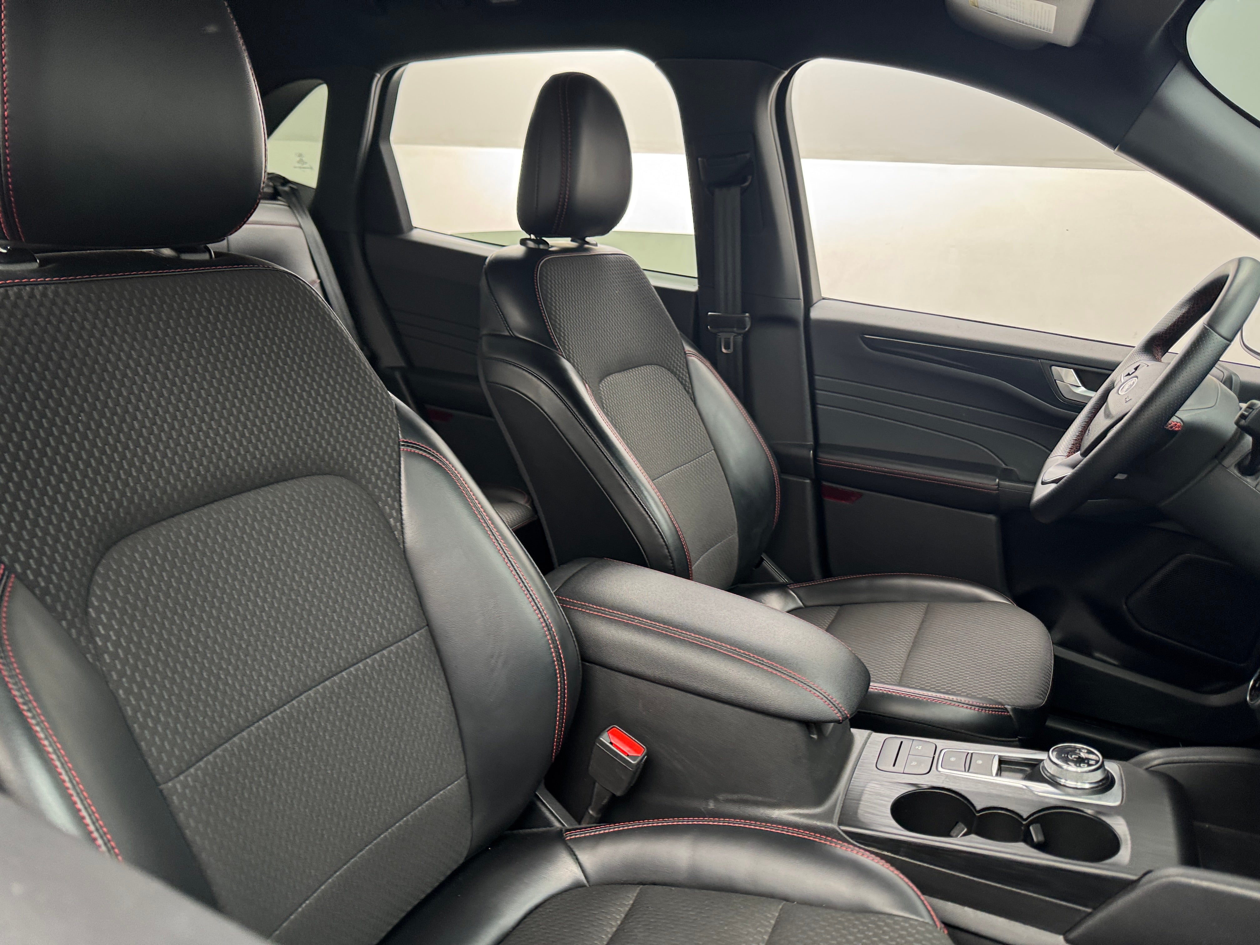 2024 Ford Escape ST-Line 2