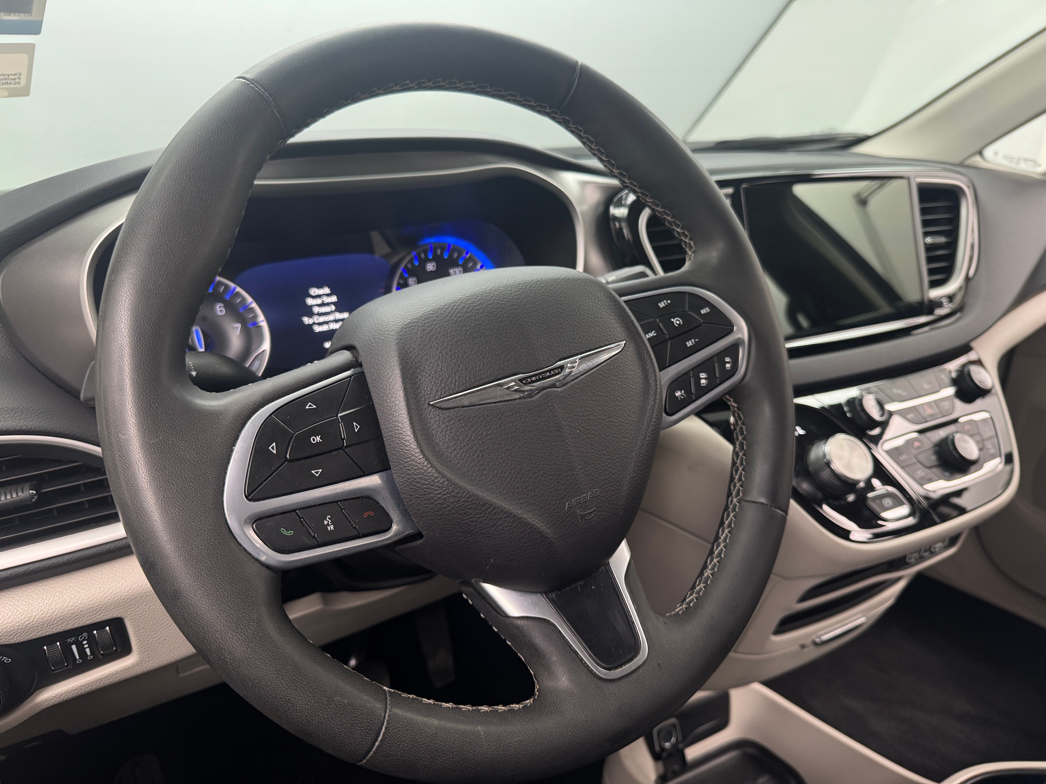 2023 Chrysler Pacifica Touring L 4