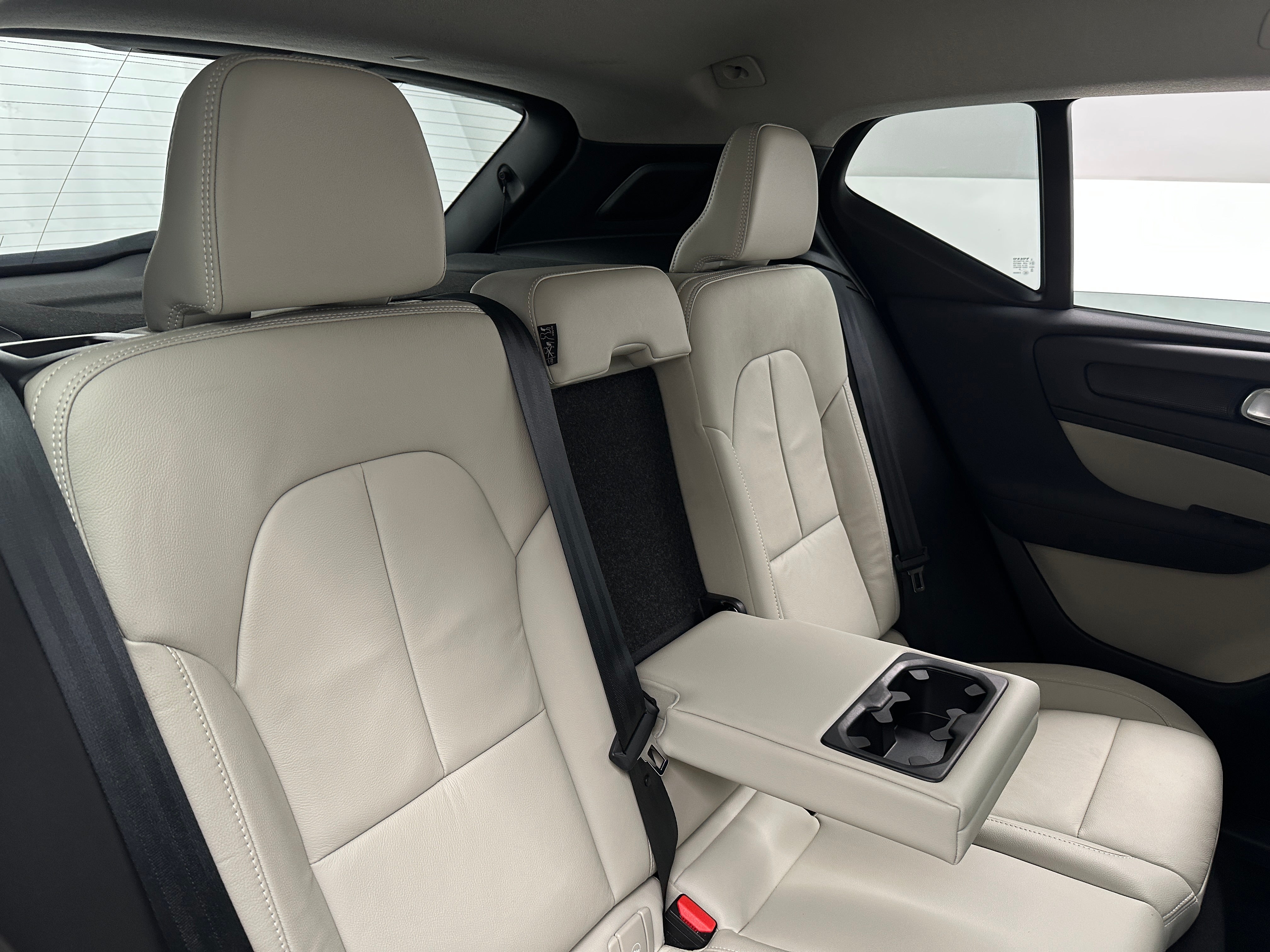 2022 Volvo XC40 T4 Momentum 5