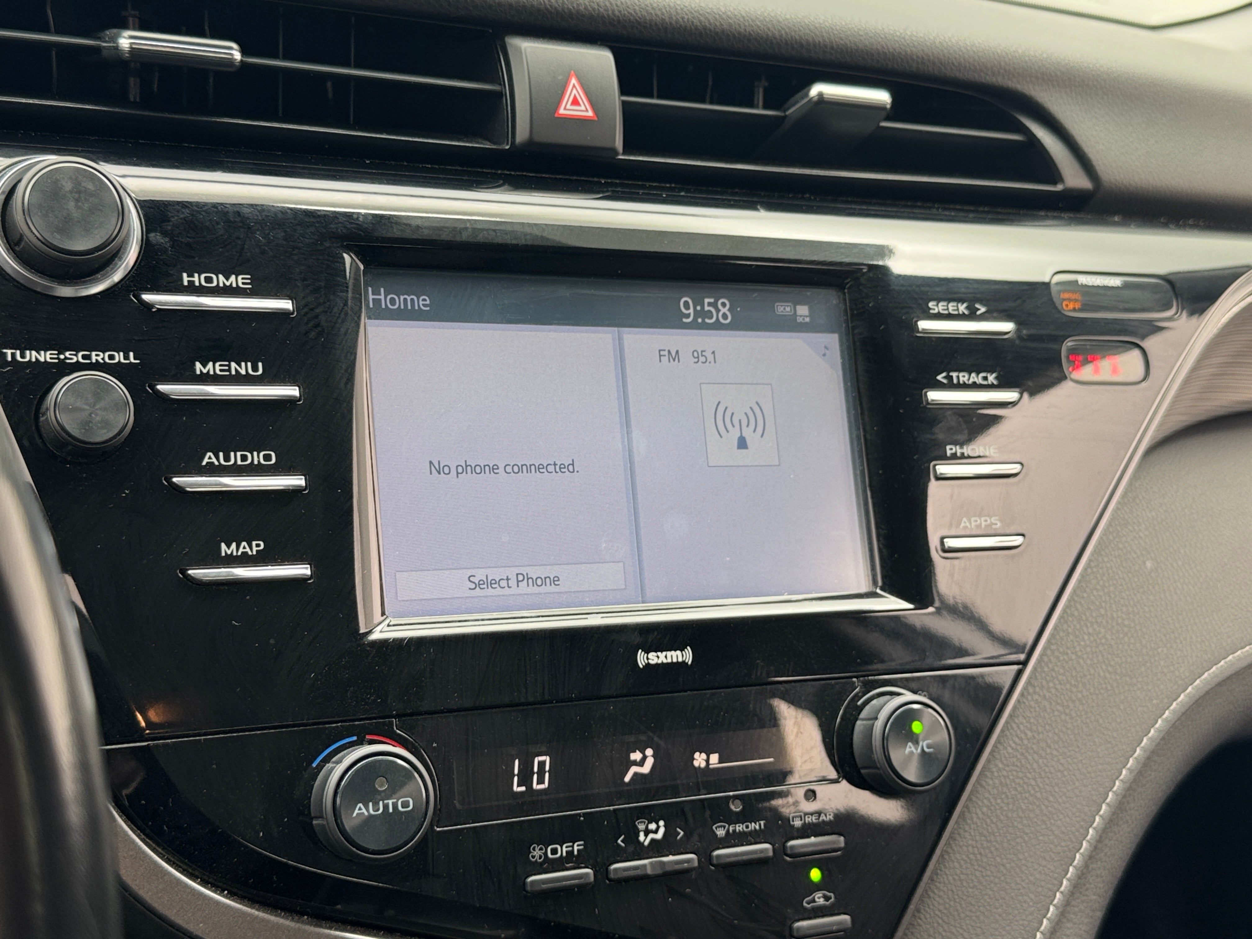 2020 Toyota Camry SE 3
