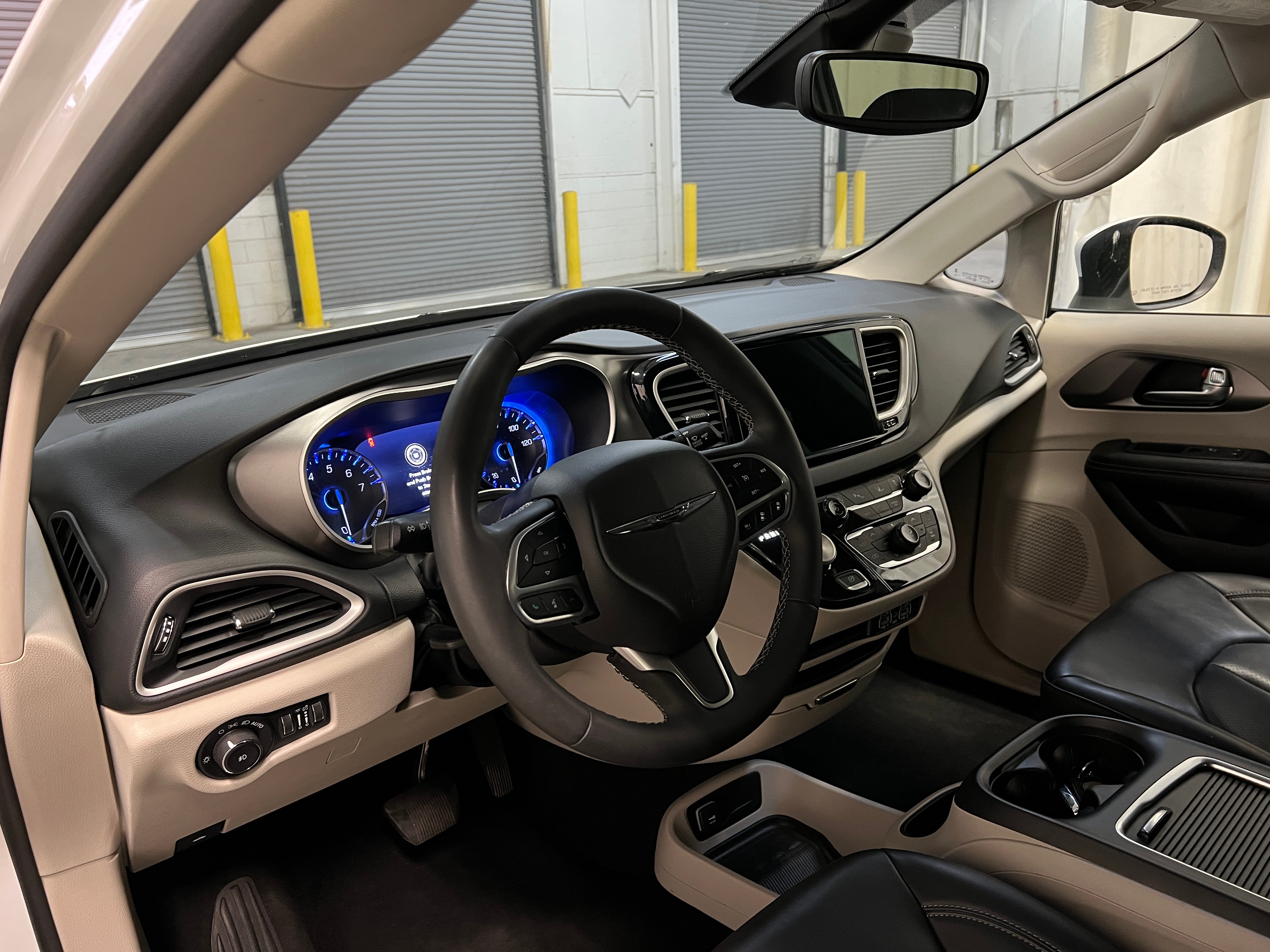 2023 Chrysler Pacifica Touring L 2