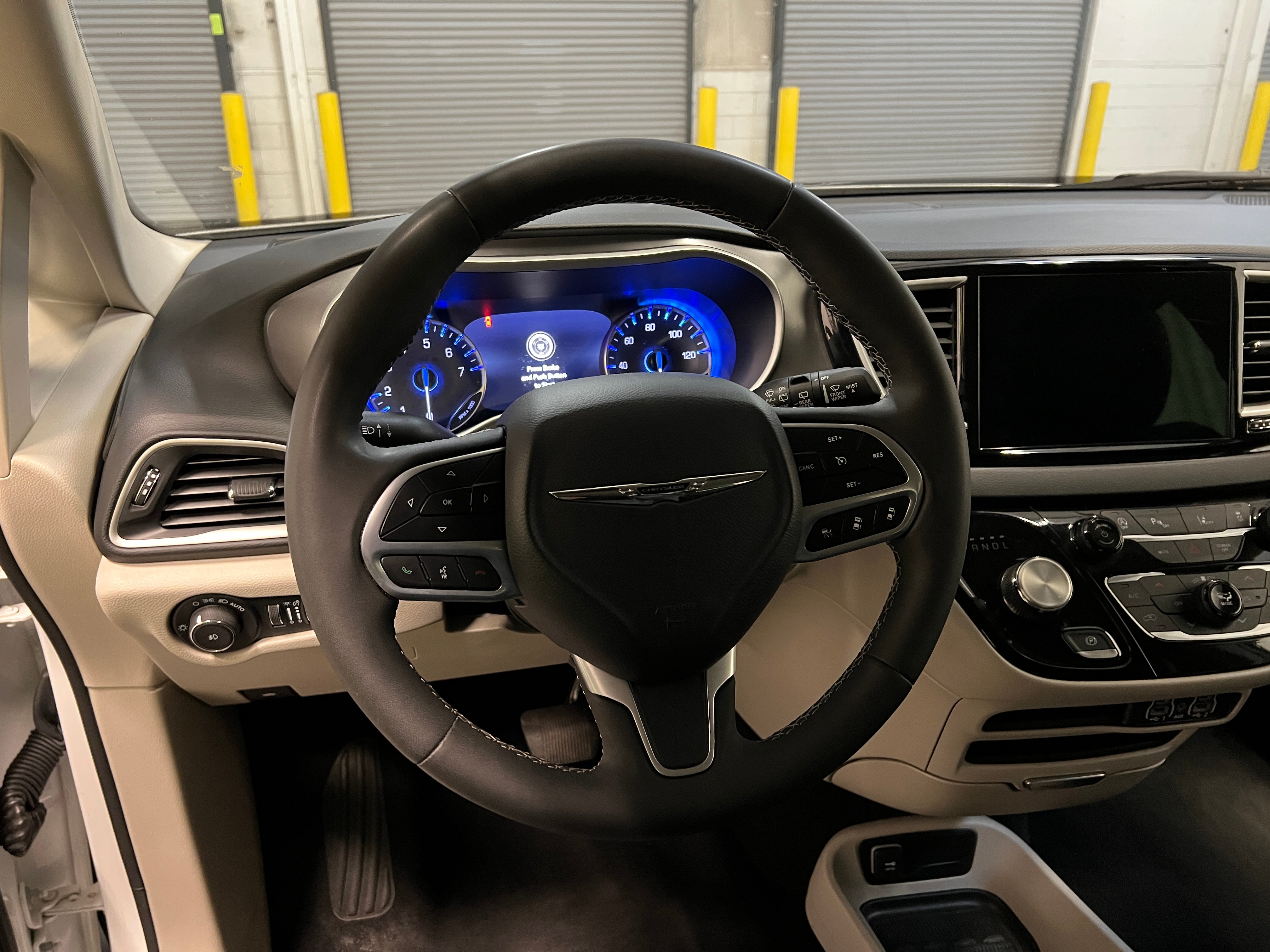 2023 Chrysler Pacifica Touring L 4
