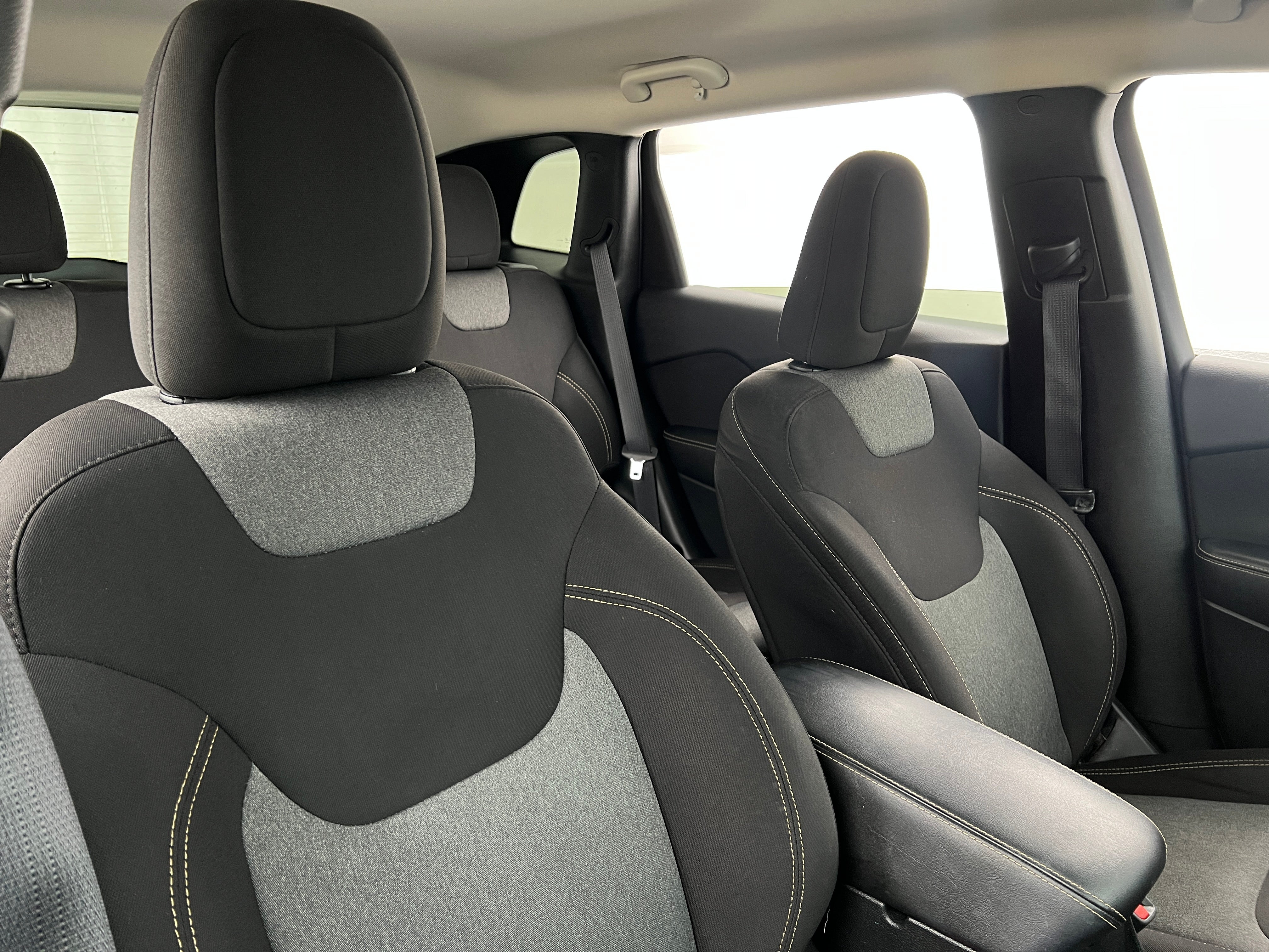 2016 Jeep Cherokee Sport Altitude 2