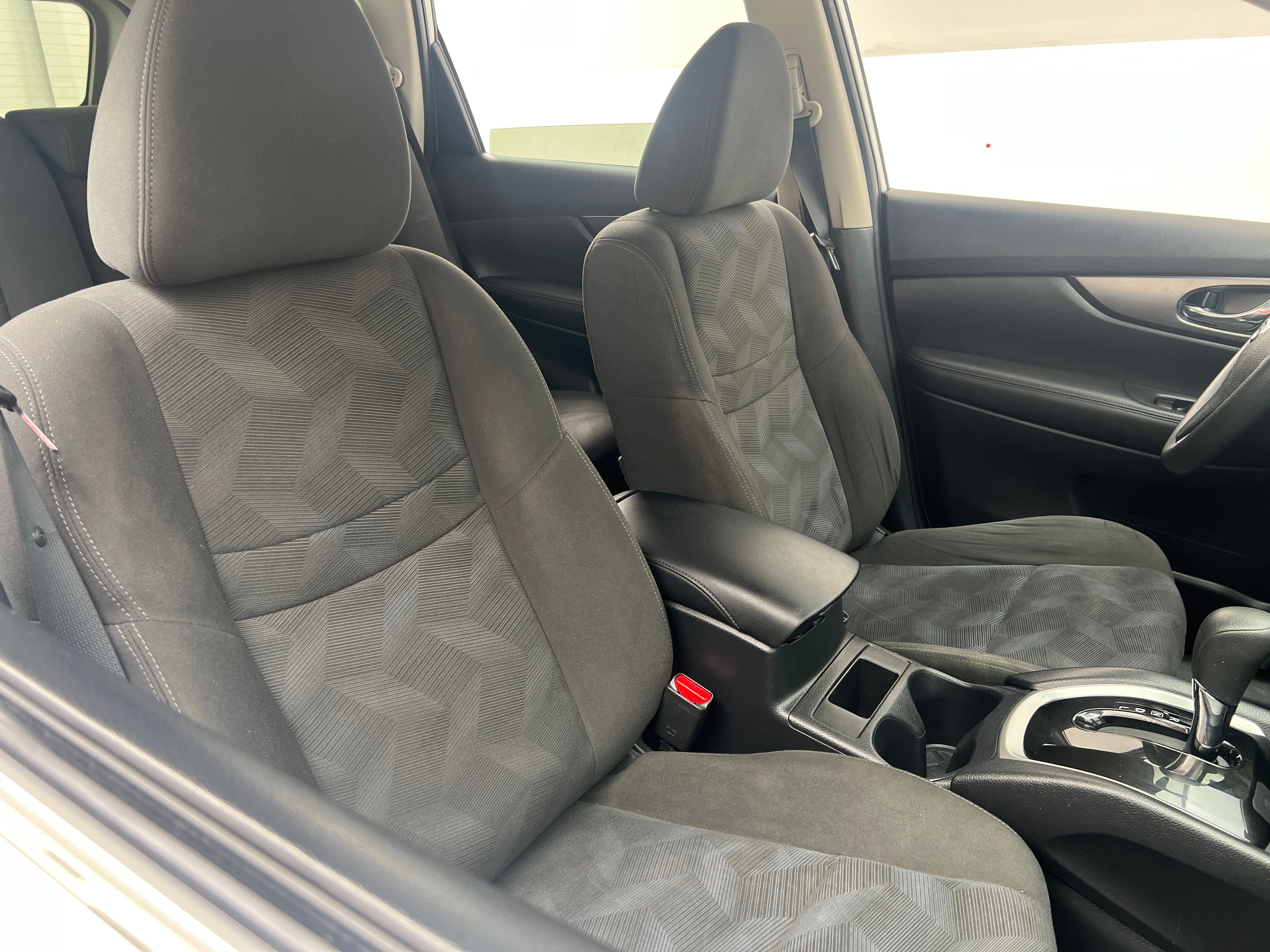 2016 Nissan Rogue SV 2