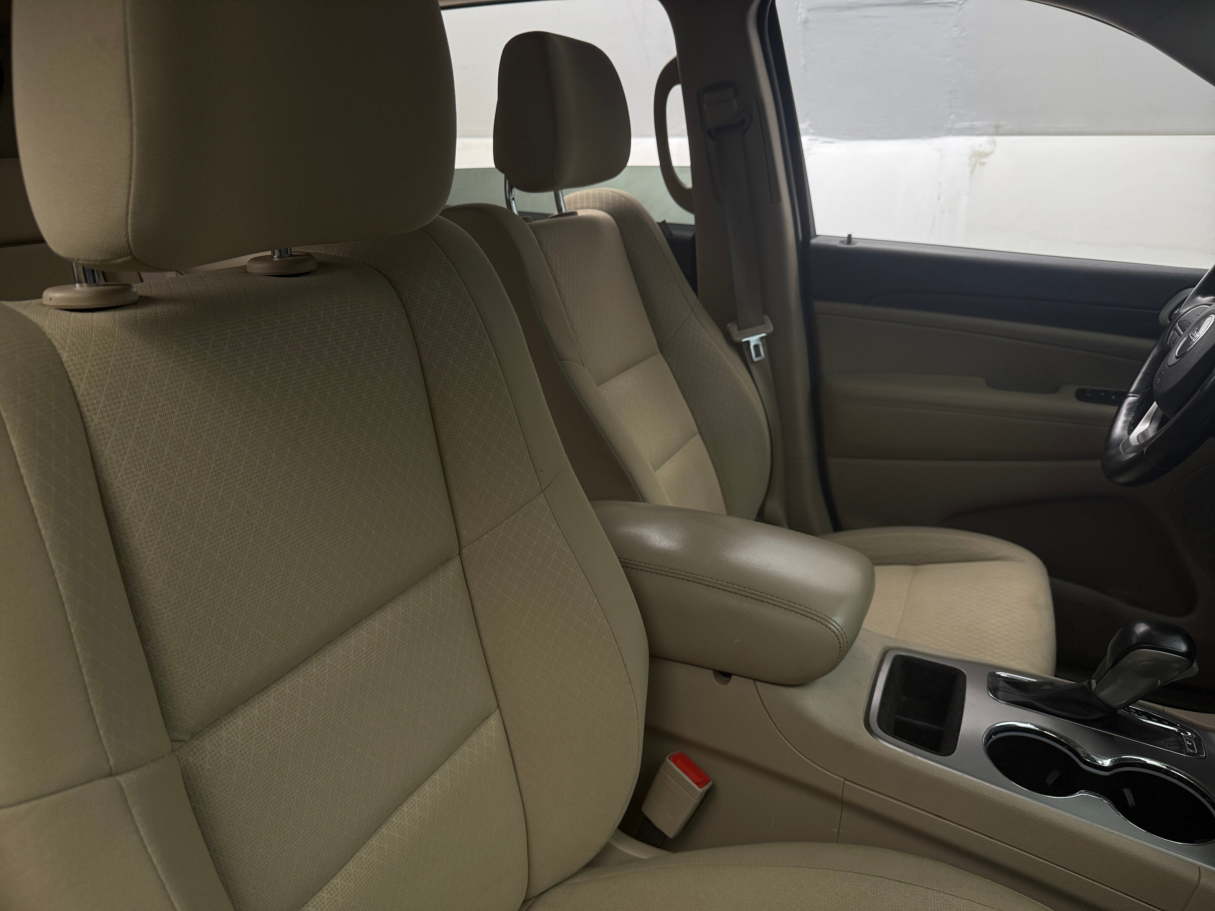 2022 Jeep Grand Cherokee Laredo 2