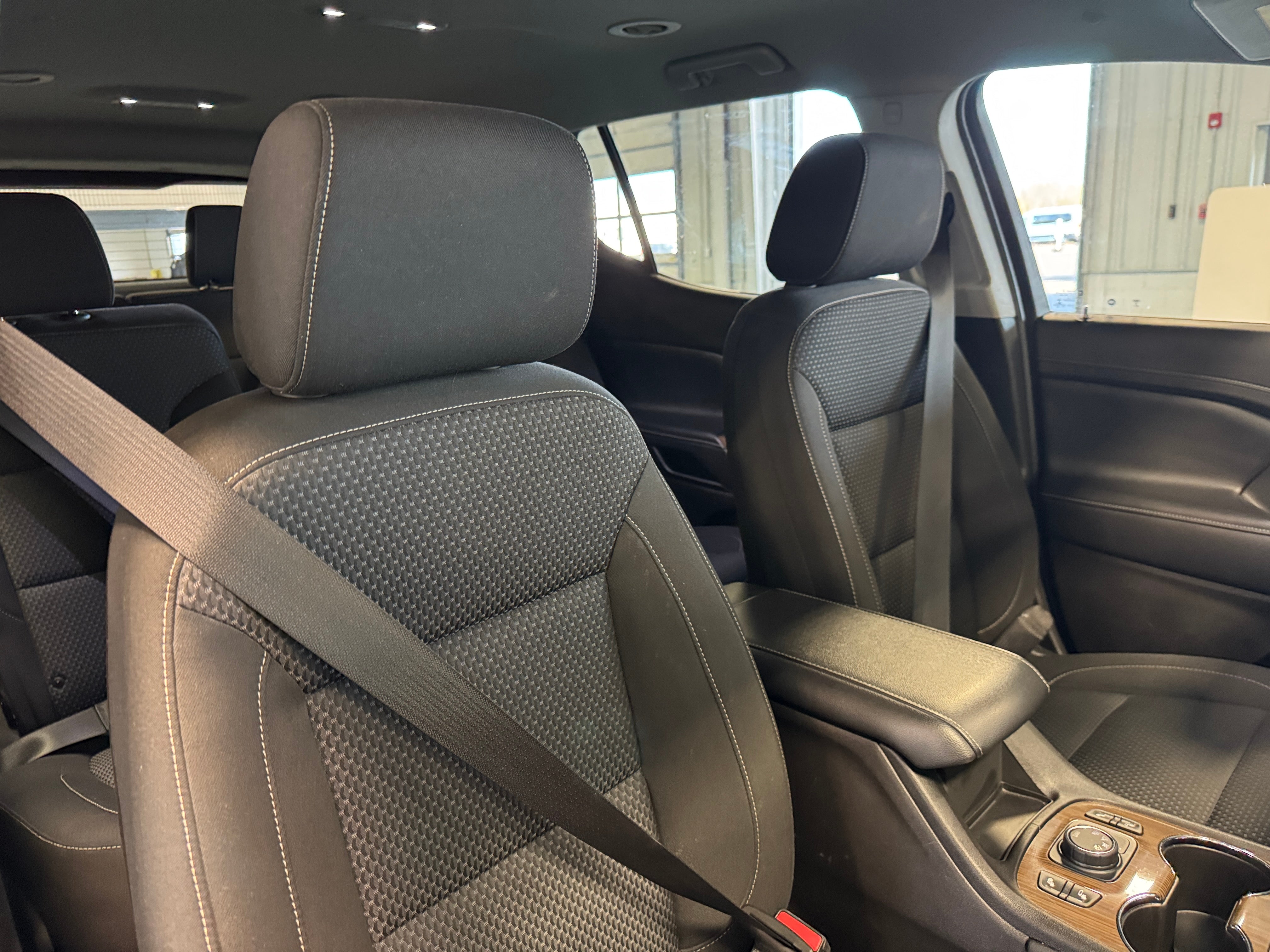 2023 GMC Acadia SLE 2