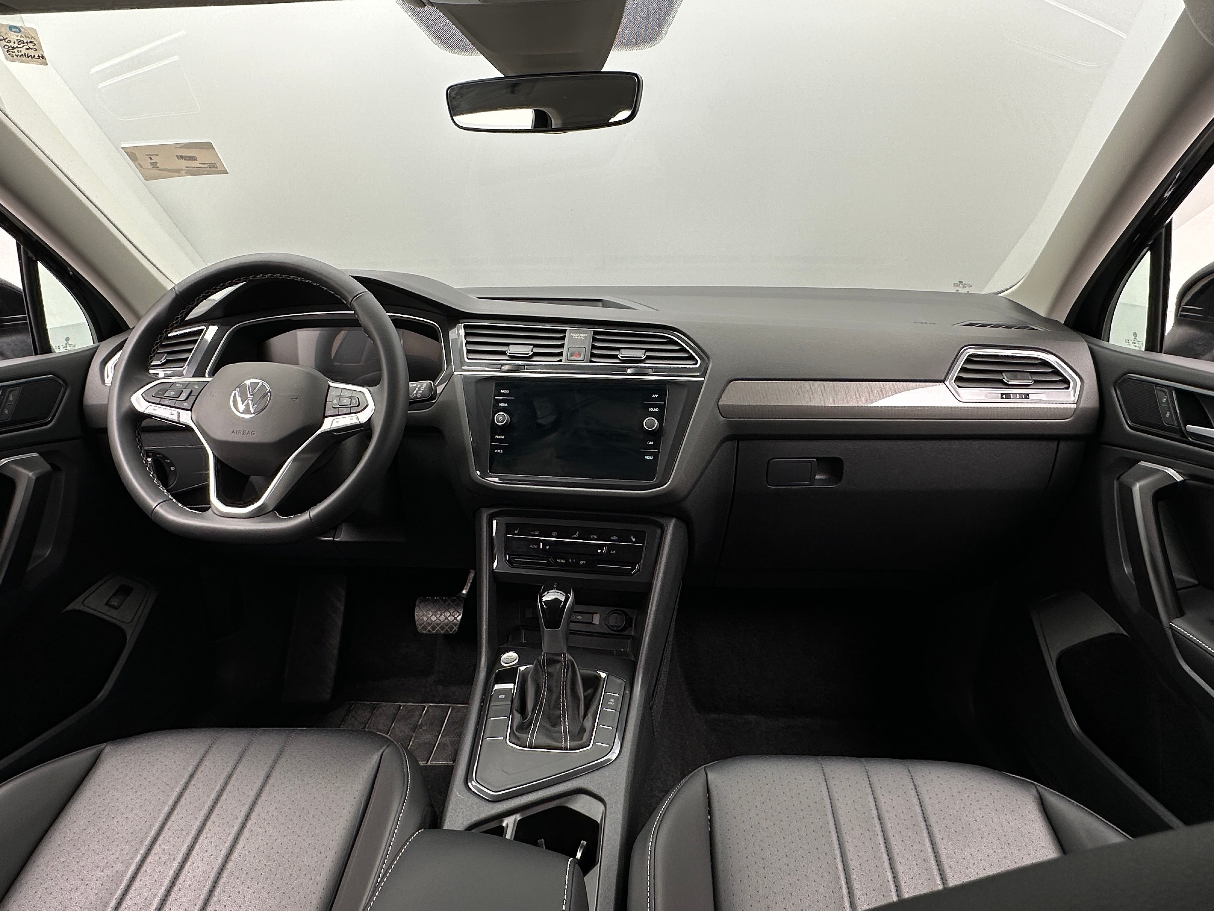 2024 Volkswagen Tiguan SE 2
