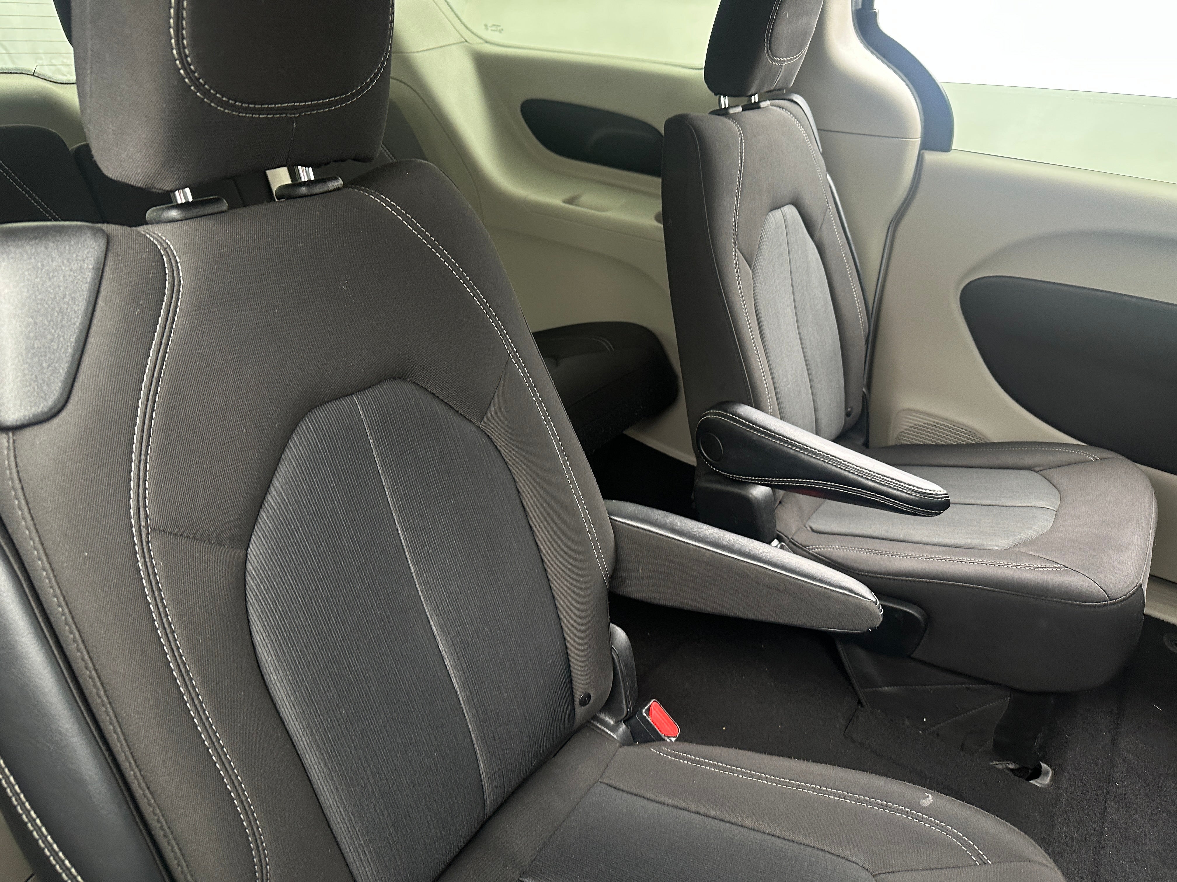 2022 Chrysler Voyager LX 6