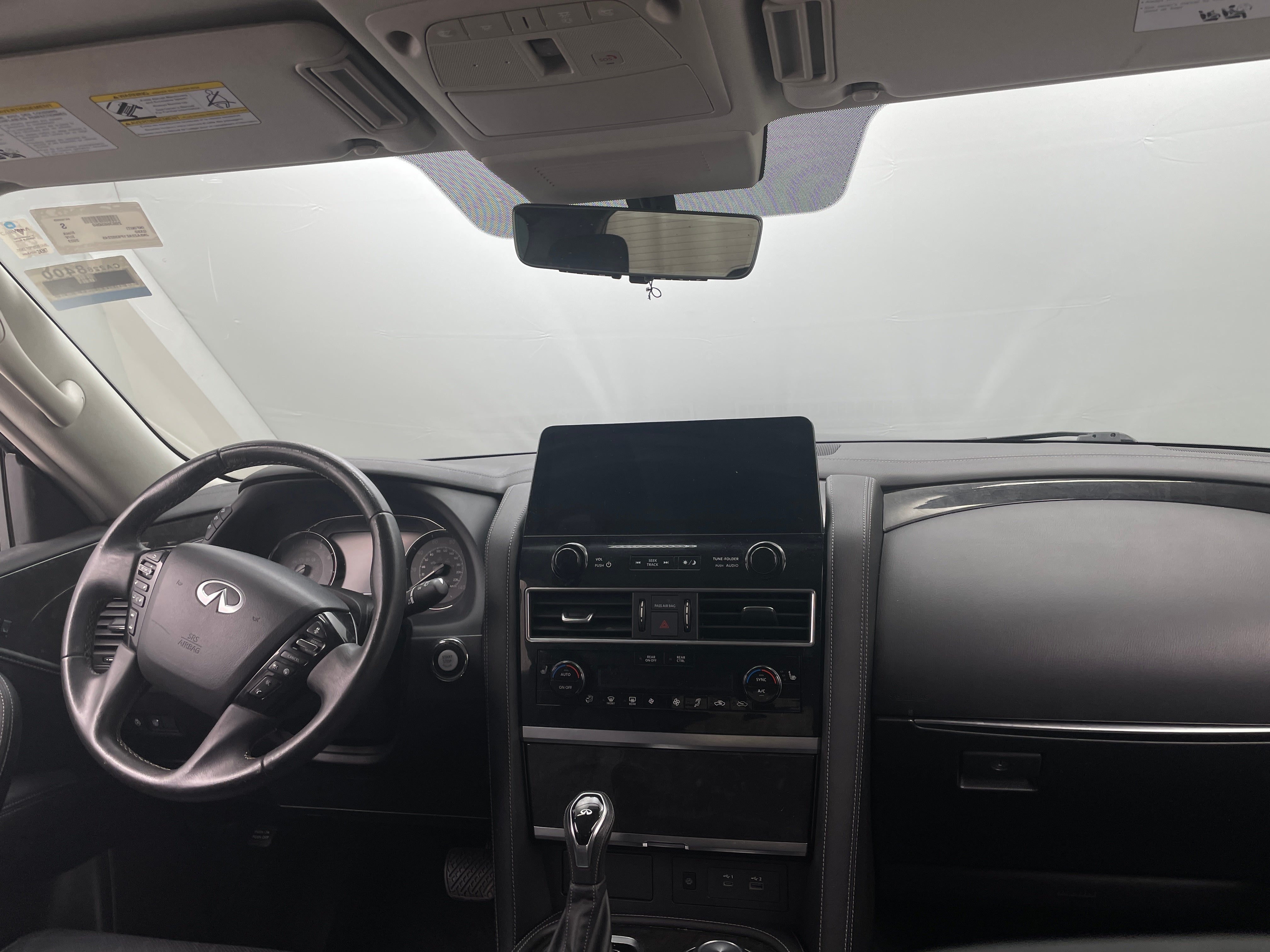 2023 INFINITI QX80 Luxe 2