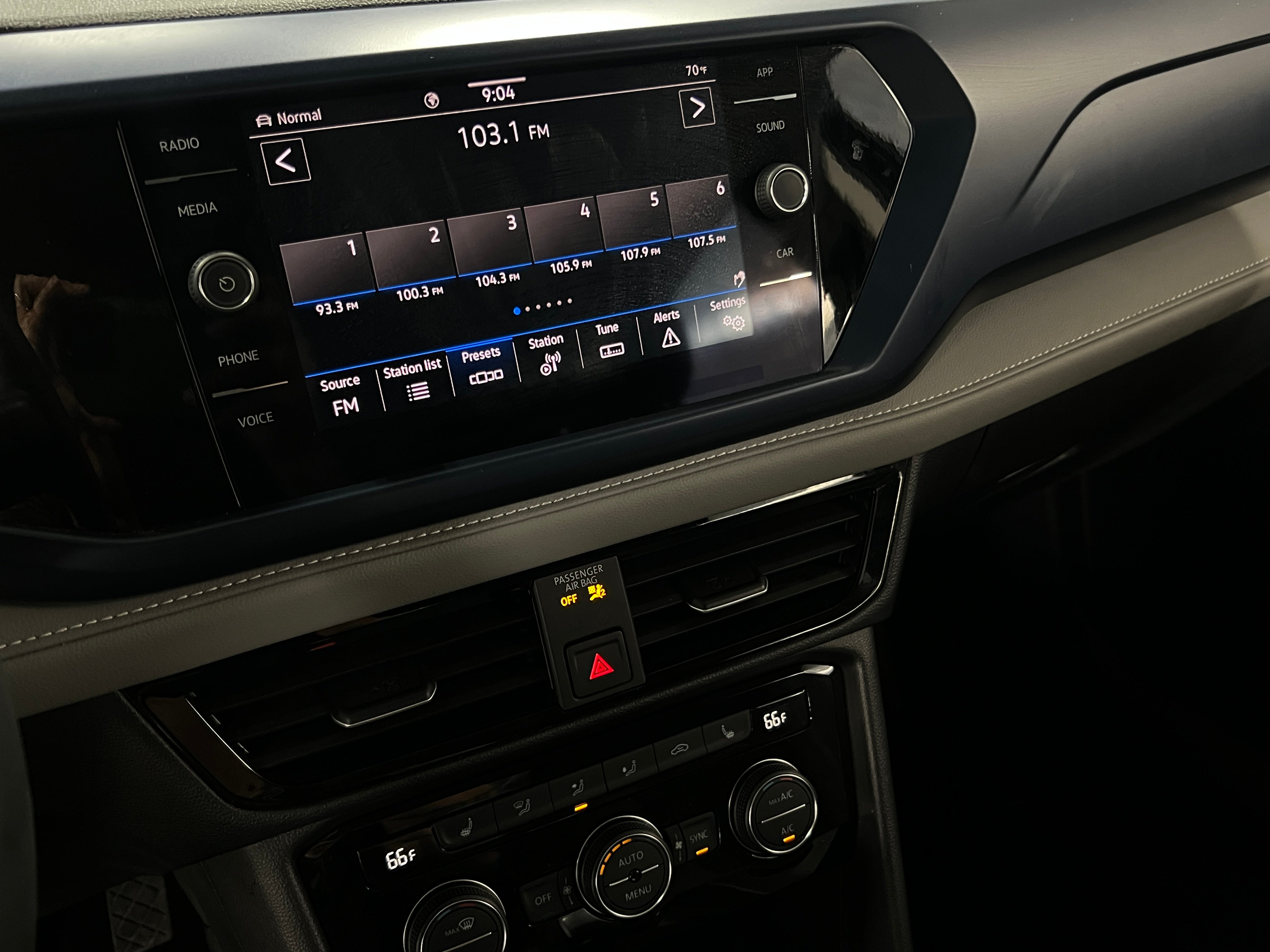 2024 Volkswagen Taos SE 3
